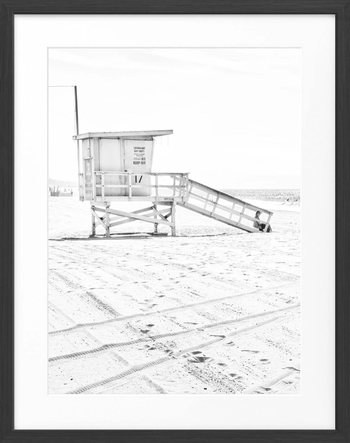 Schwarz-weiß Poster mit Rahmen von Cosman-Photocollection, Kalifornien Santa Monica Beach Lifeguard, 25x31cm, Wanddekoration