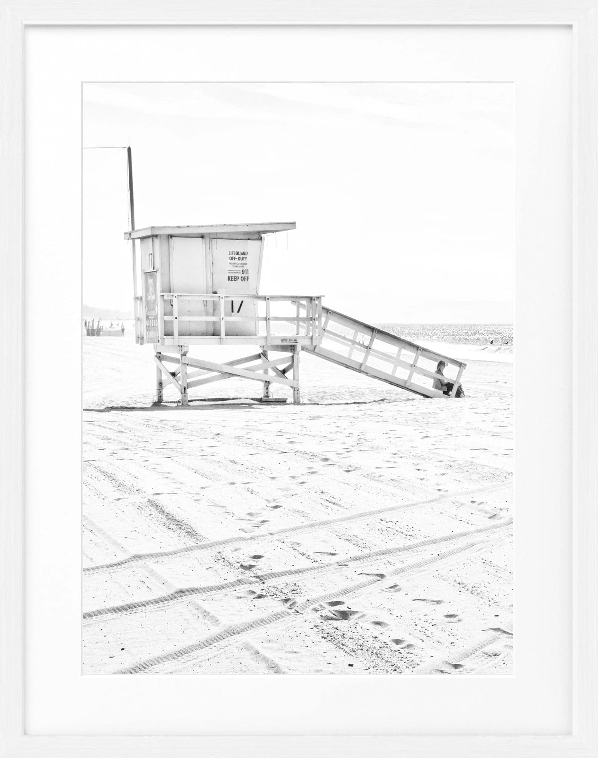 Schwarz-weiß Poster mit Rahmen, Kalifornien Santa Monica Beach Lifeguard, von Cosman-Photocollection, 25x31cm, Wanddekoration