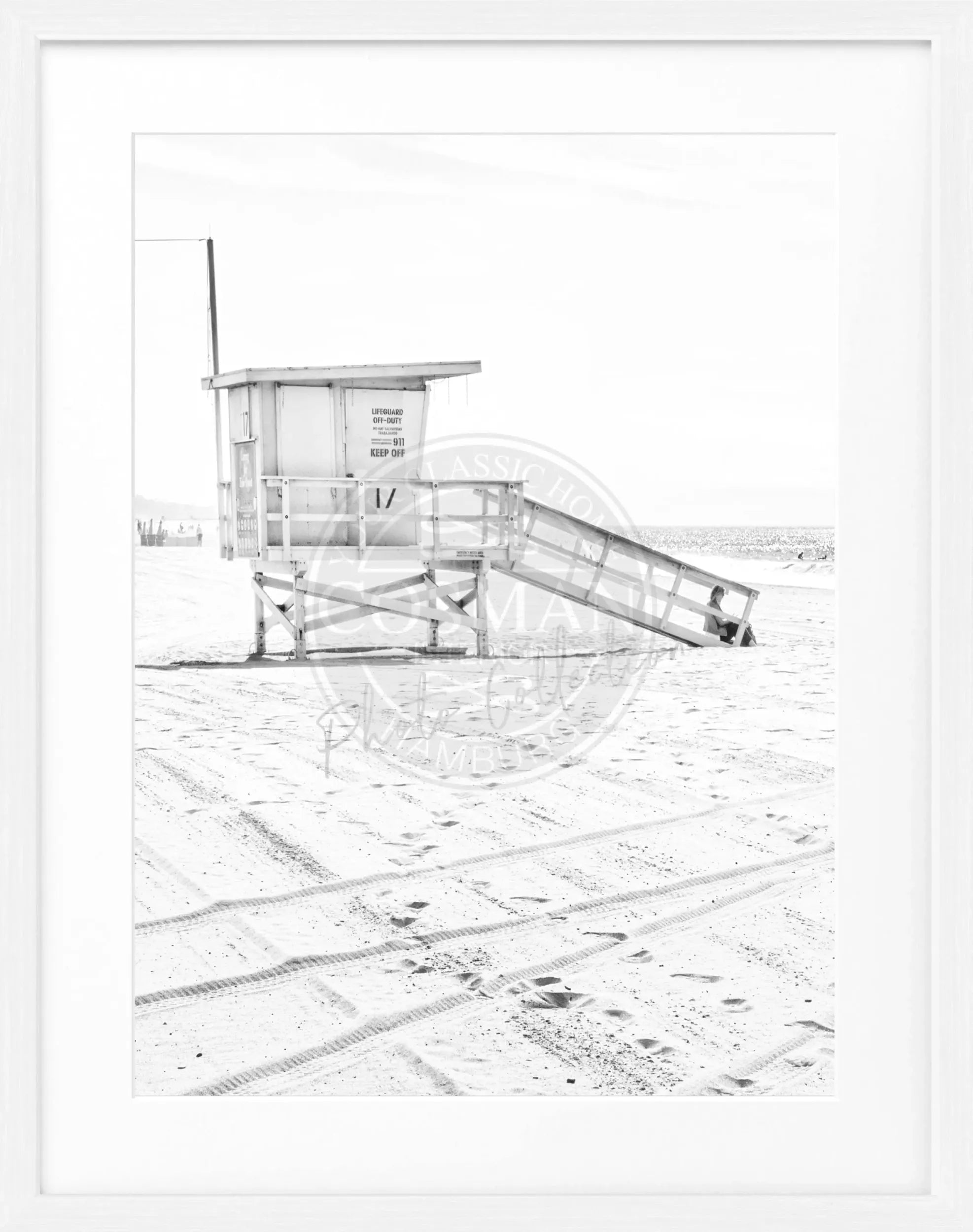 Schwarz-weiß Poster mit Rahmen, Kalifornien Santa Monica Beach Lifeguard, von Cosman-Photocollection, 25x31cm, Wanddekoration