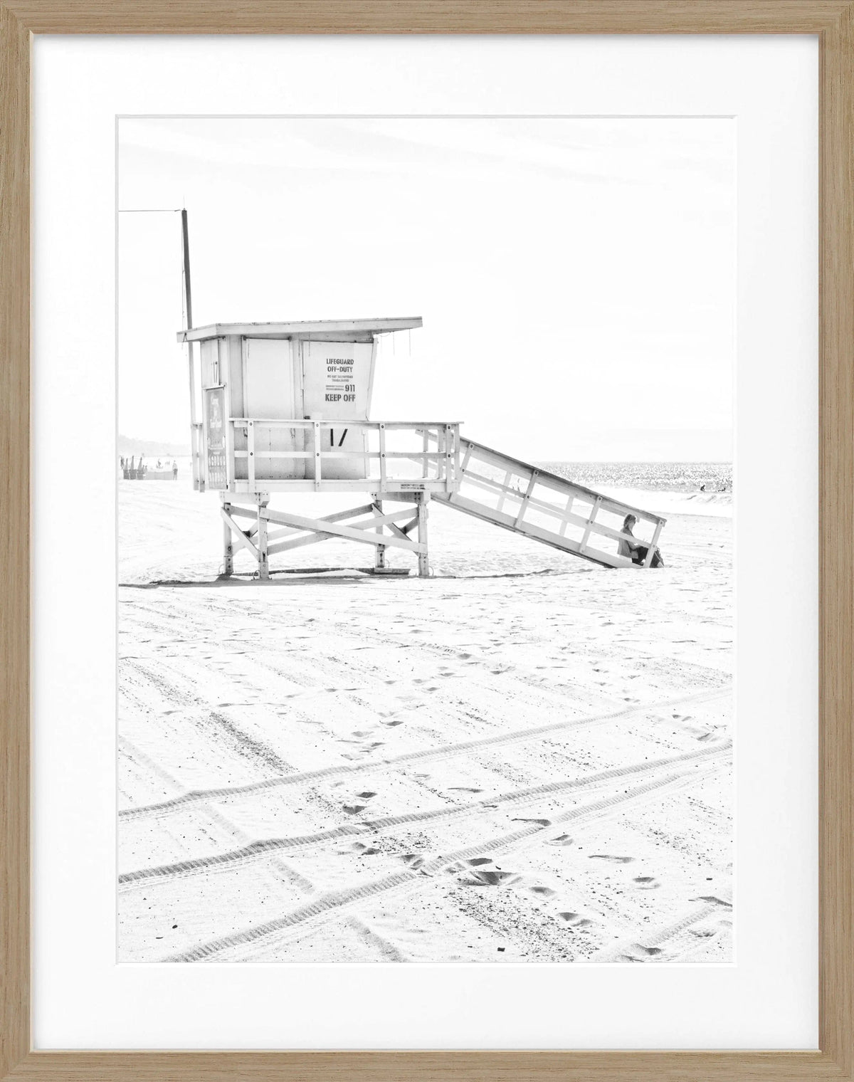 Schwarz-weiß Poster mit Rahmen, Kalifornien Santa Monica Beach Lifeguard, von Cosman-Photocollection, 25x31 cm.