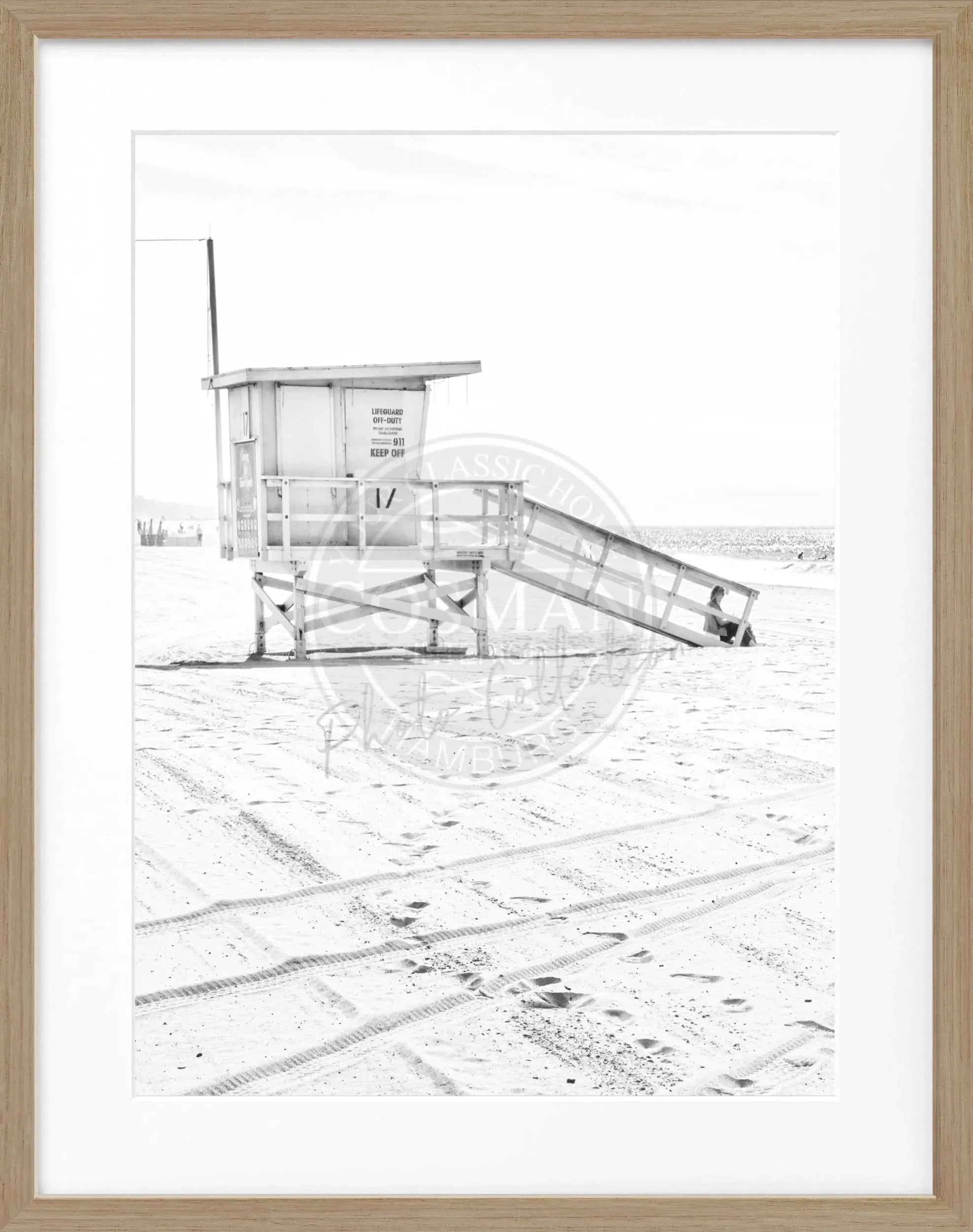 Schwarz-weiß Poster mit Rahmen, Kalifornien Santa Monica Beach Lifeguard, von Cosman-Photocollection, 25x31 cm.