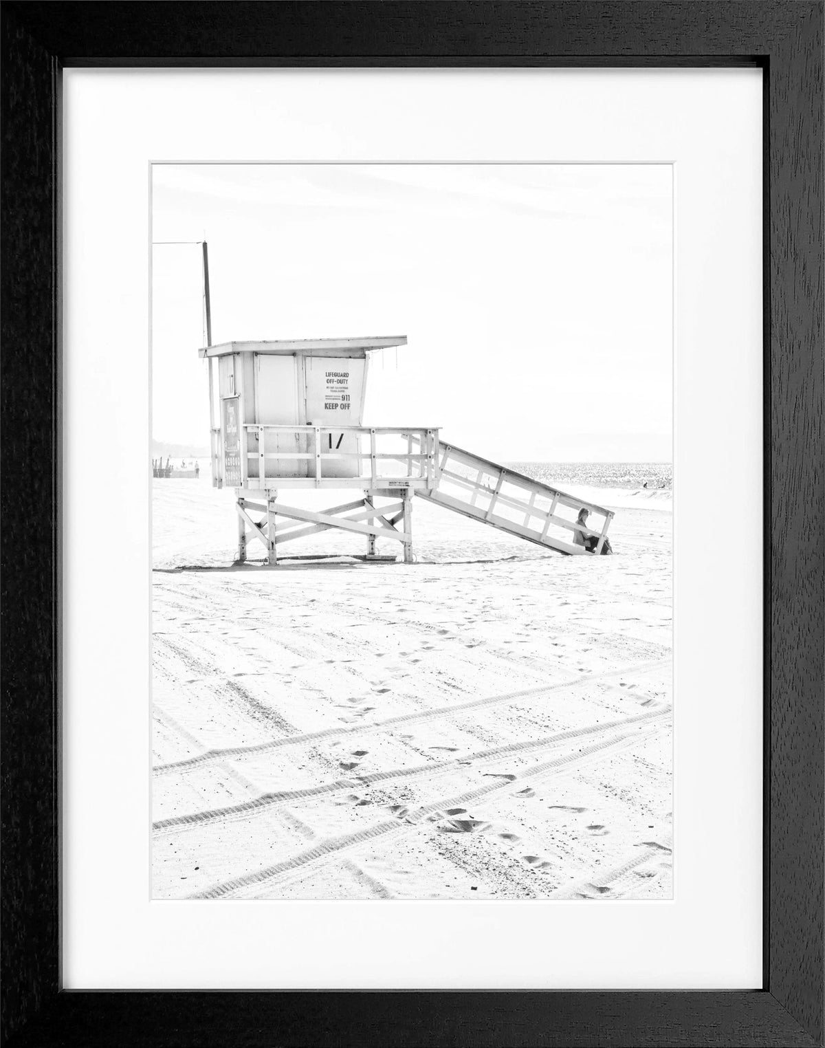 Schwarz-weiß Poster mit Rahmen von Cosman-Photocollection, Kalifornien Santa Monica Beach Lifeguard, 25x31 cm.
