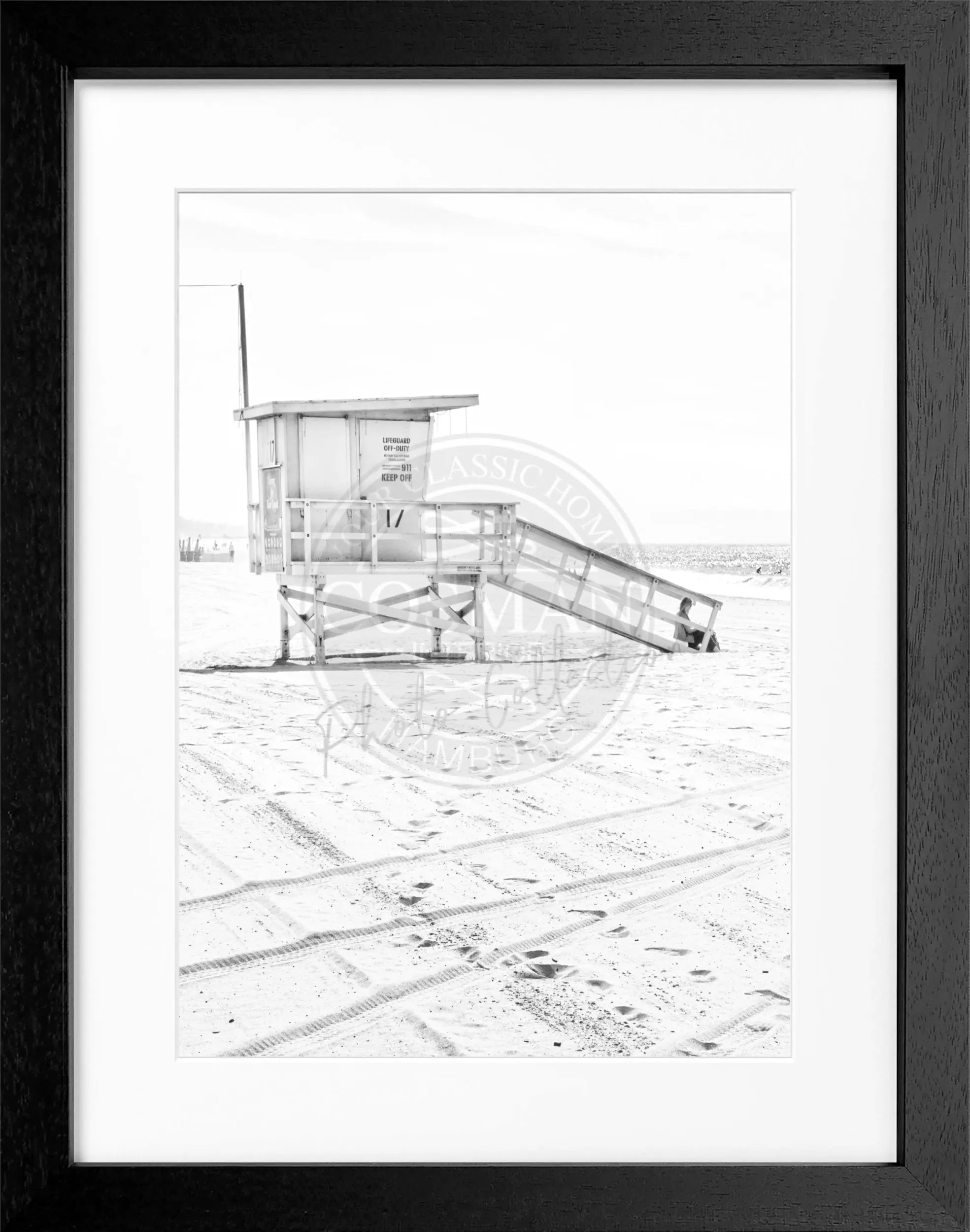 Schwarz-weiß Poster mit Rahmen von Cosman-Photocollection, Kalifornien Santa Monica Beach Lifeguard, 25x31 cm.
