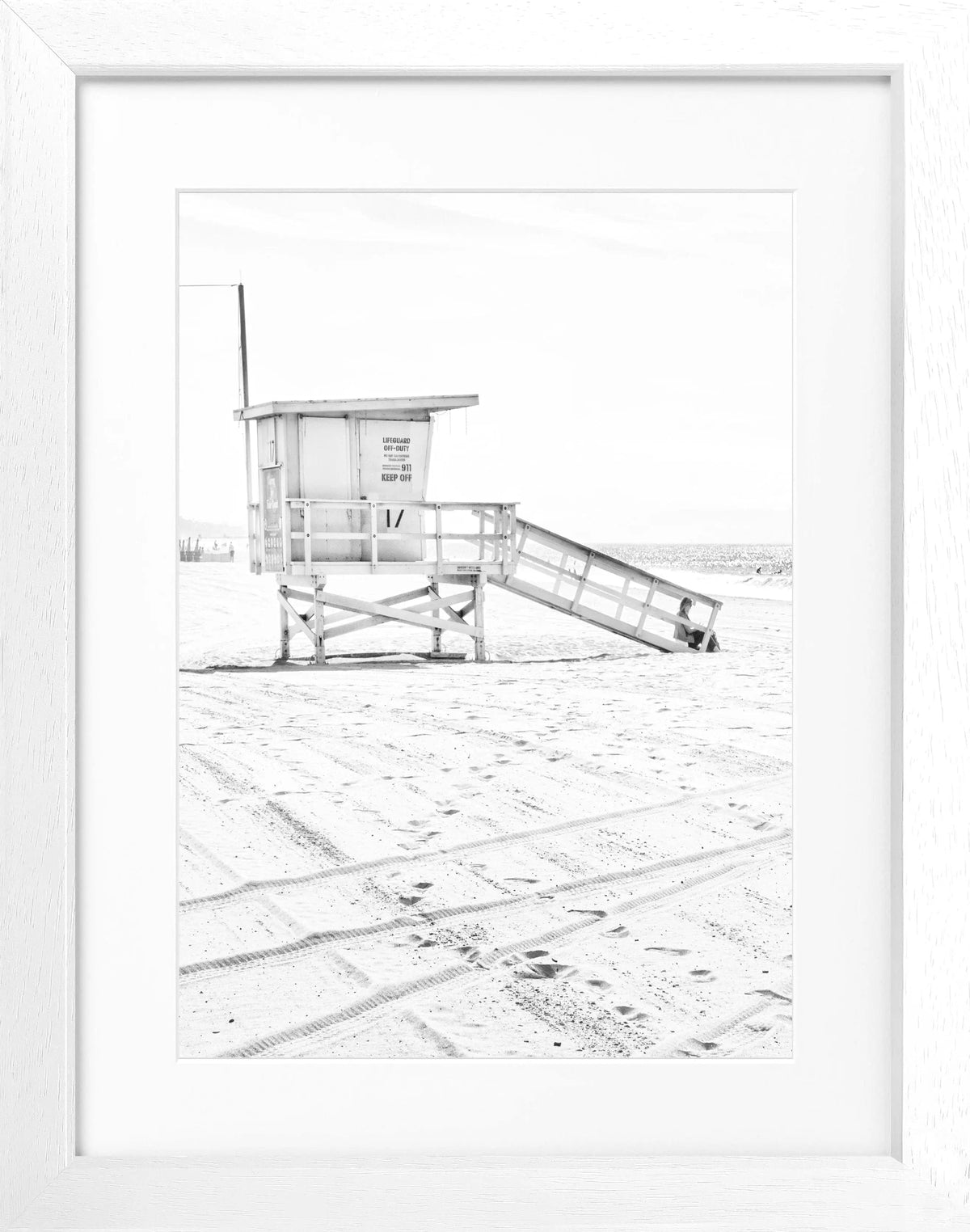 Schwarz-weiß Poster mit Rahmen, Kalifornien Santa Monica Beach Lifeguard, von Cosman-Photocollection, 25x31 cm, Wanddekoration