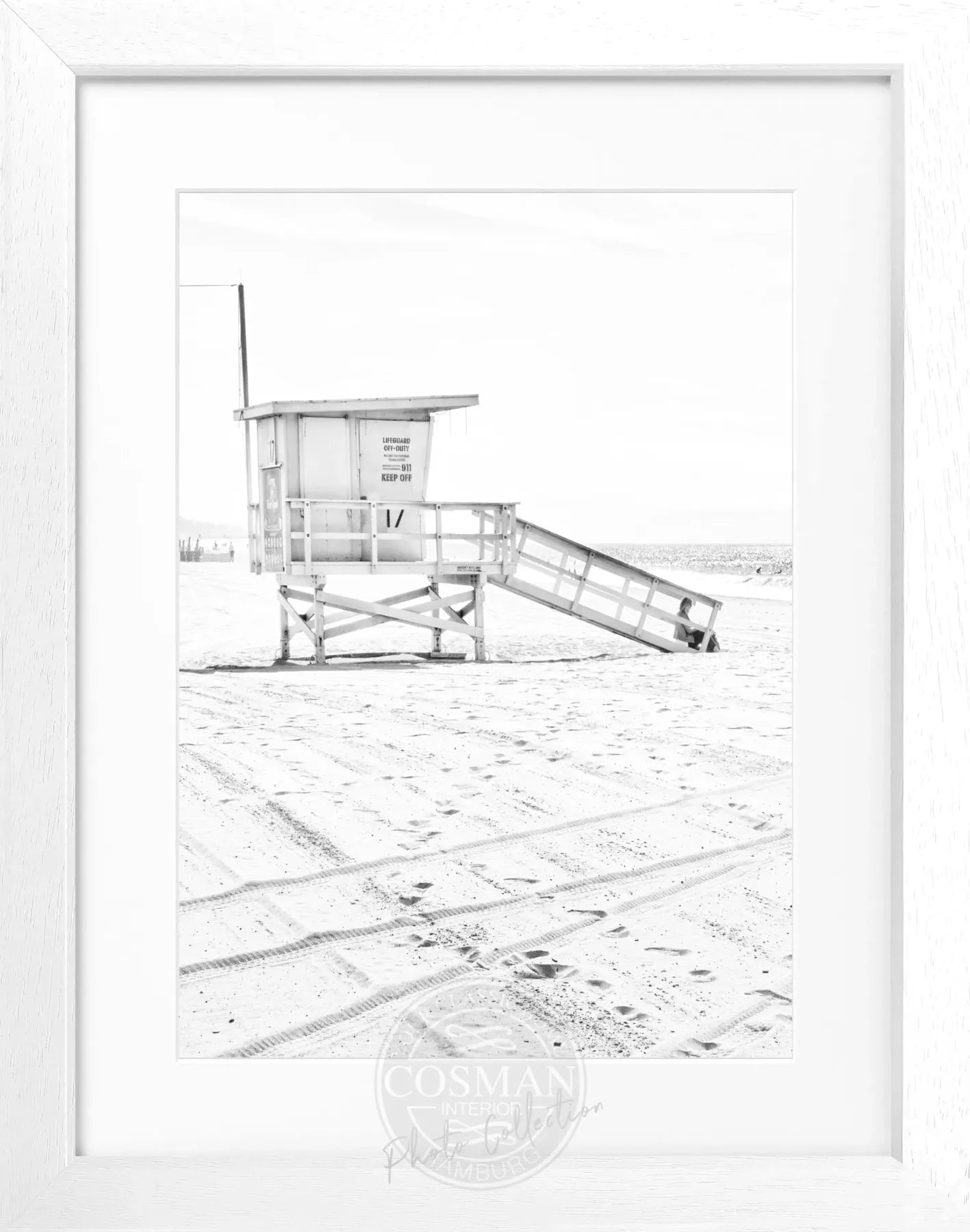 Schwarz-weiß Poster mit Rahmen, Kalifornien Santa Monica Beach Lifeguard, von Cosman-Photocollection, 25x31 cm, Wanddekoration