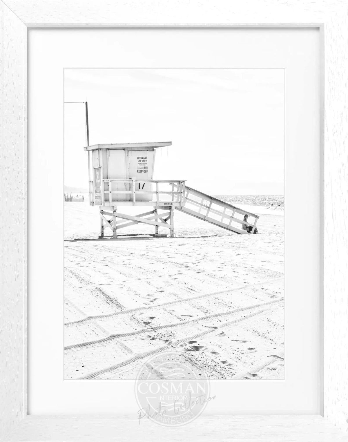 Schwarz-weiß Poster mit Rahmen, Kalifornien Santa Monica Beach Lifeguard, von Cosman-Photocollection, 25x31 cm, Wanddekoration