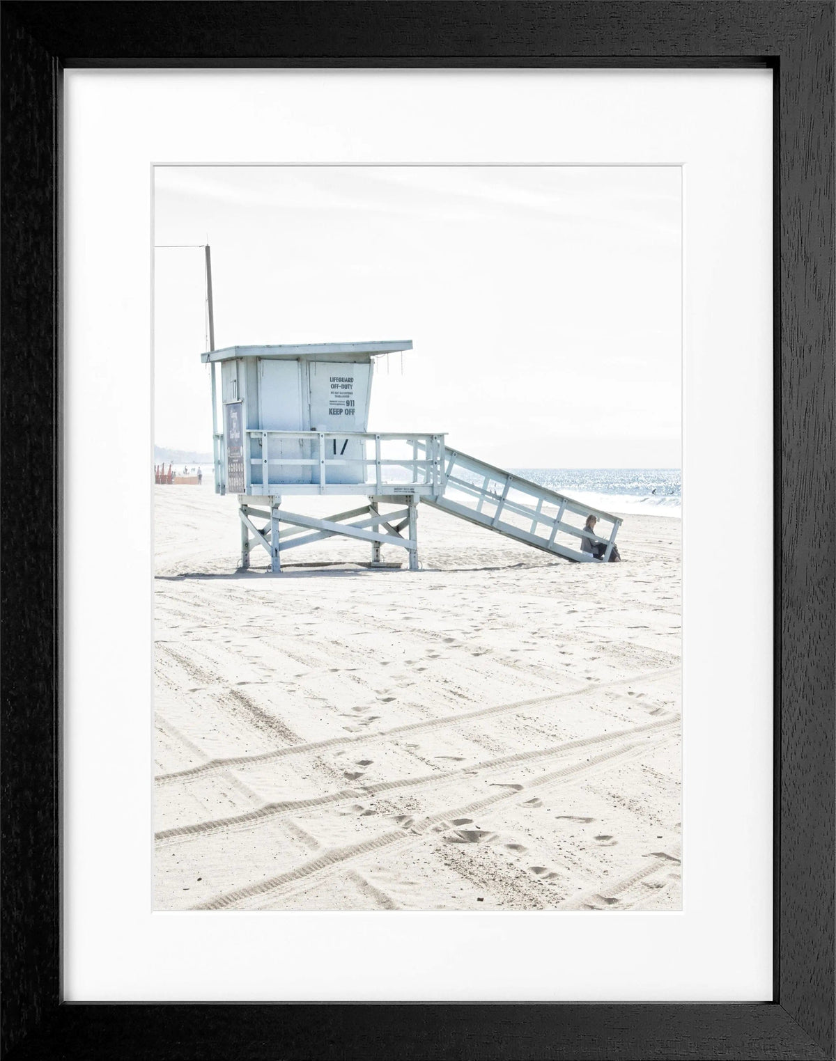 Schwarz-weiß Poster mit Rahmen, Kalifornien Santa Monica Beach Lifeguard, von Cosman-Photocollection, 25x31cm, Wanddekoration
