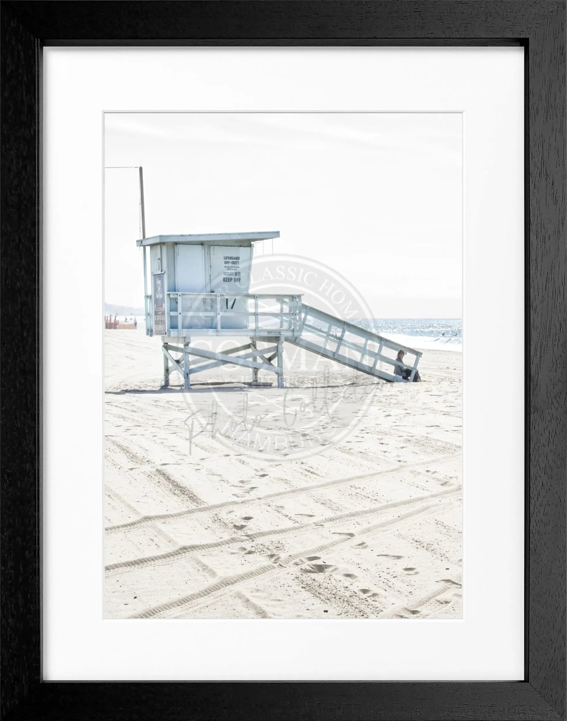 Schwarz-weiß Poster mit Rahmen, Kalifornien Santa Monica Beach Lifeguard, von Cosman-Photocollection, 25x31cm, Wanddekoration
