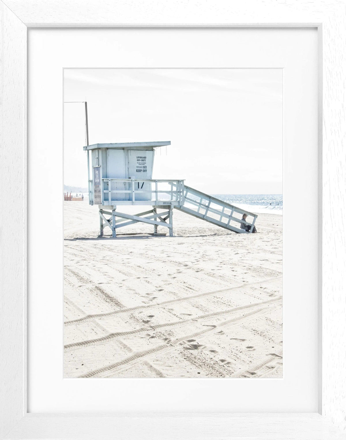 Schwarz-Weiß Poster mit Rahmen von Cosman-Photocollection, Kalifornien Santa Monica Beach Lifeguard Motiv, 25x31cm