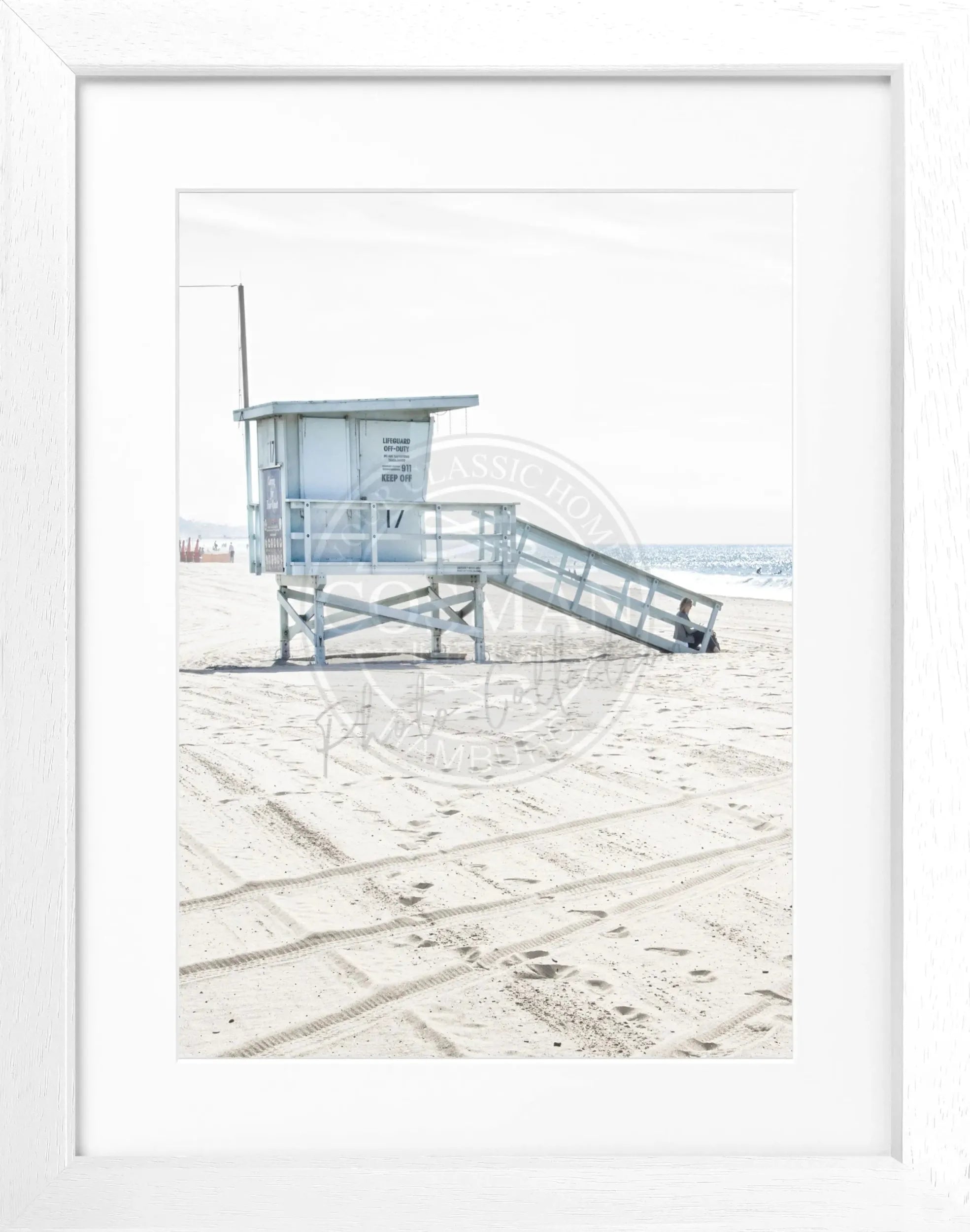Schwarz-Weiß Poster mit Rahmen von Cosman-Photocollection, Kalifornien Santa Monica Beach Lifeguard Motiv, 25x31cm