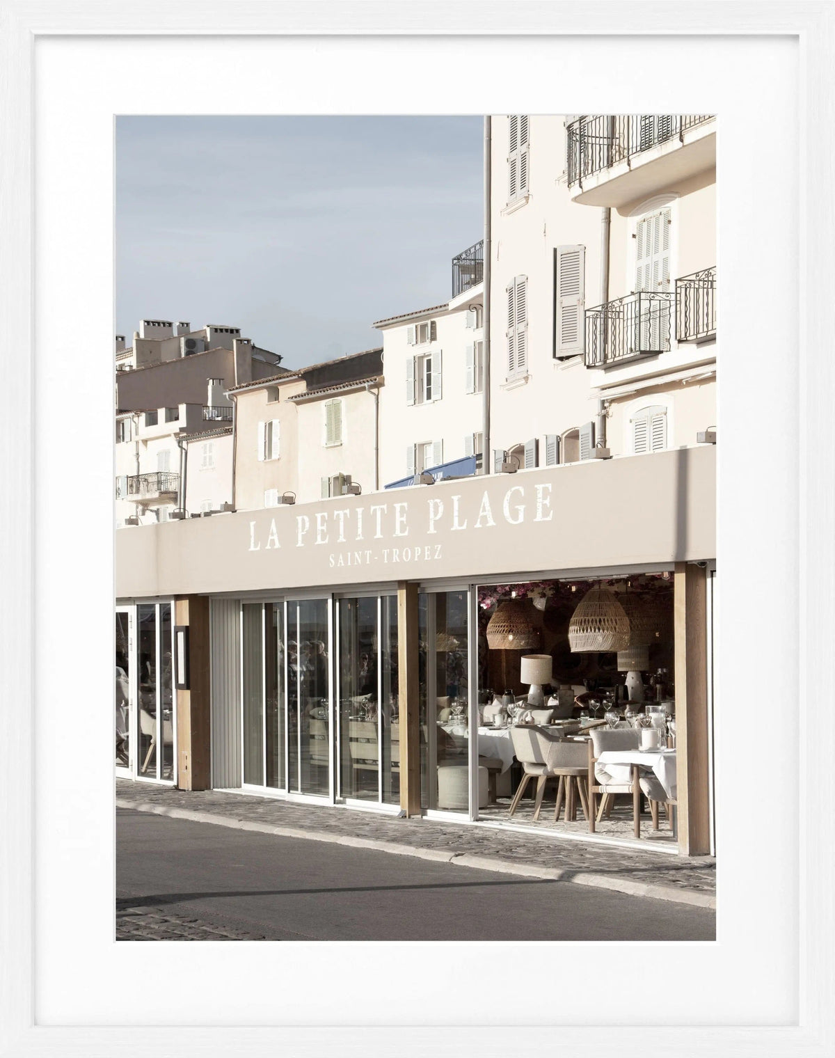 Schwarz-weiß Poster 'La Petite Plage' mit Rahmen, 25x31 cm, von Cosman-Photocollection, zeigt eine Strandlandschaft in Saint Tropez