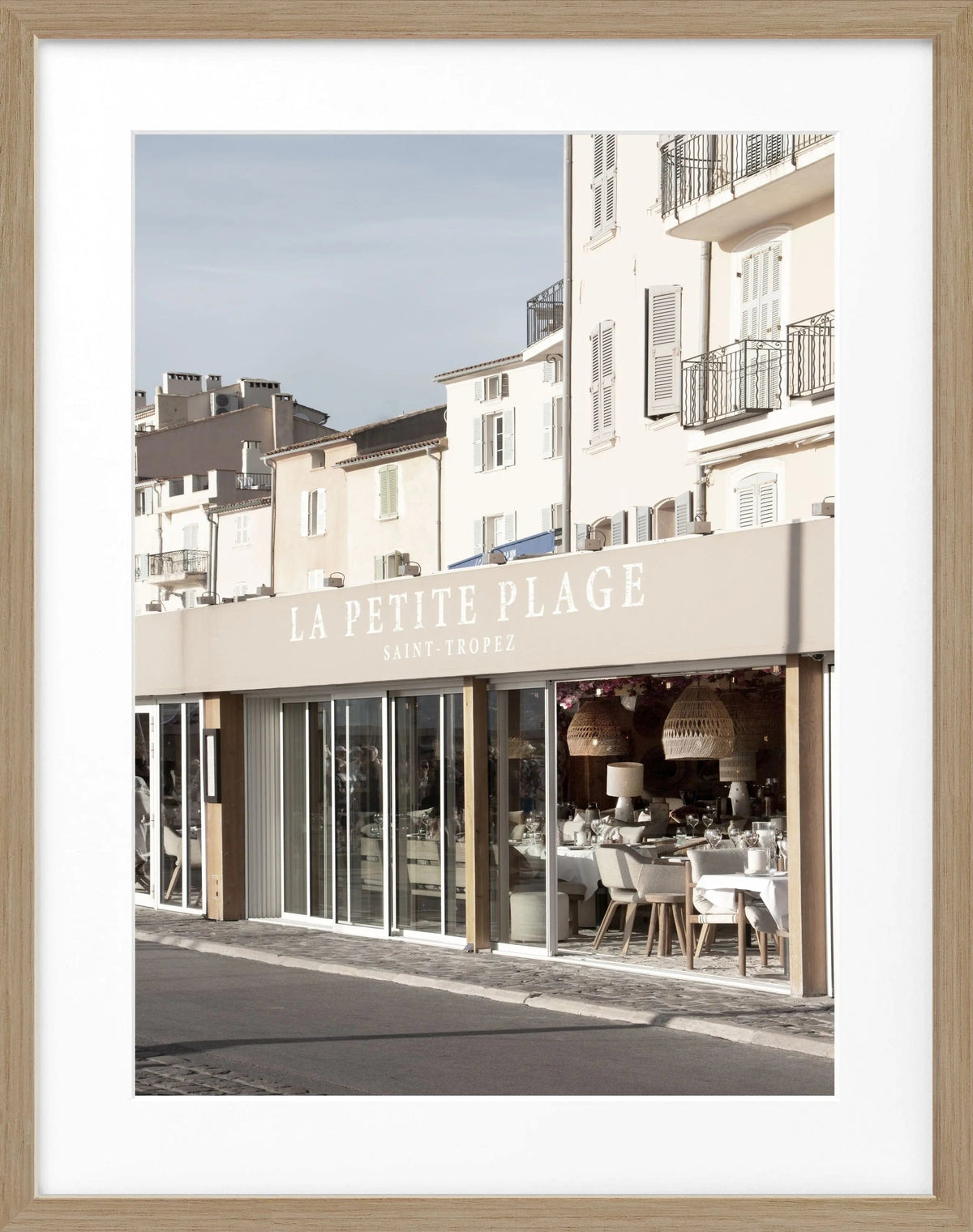 Schwarz-weiß Poster mit Rahmen von Cosman-Photocollection, Motiv von Saint Tropez, Maße 25x31 cm, "La Petite Plage" Saint Tropez.