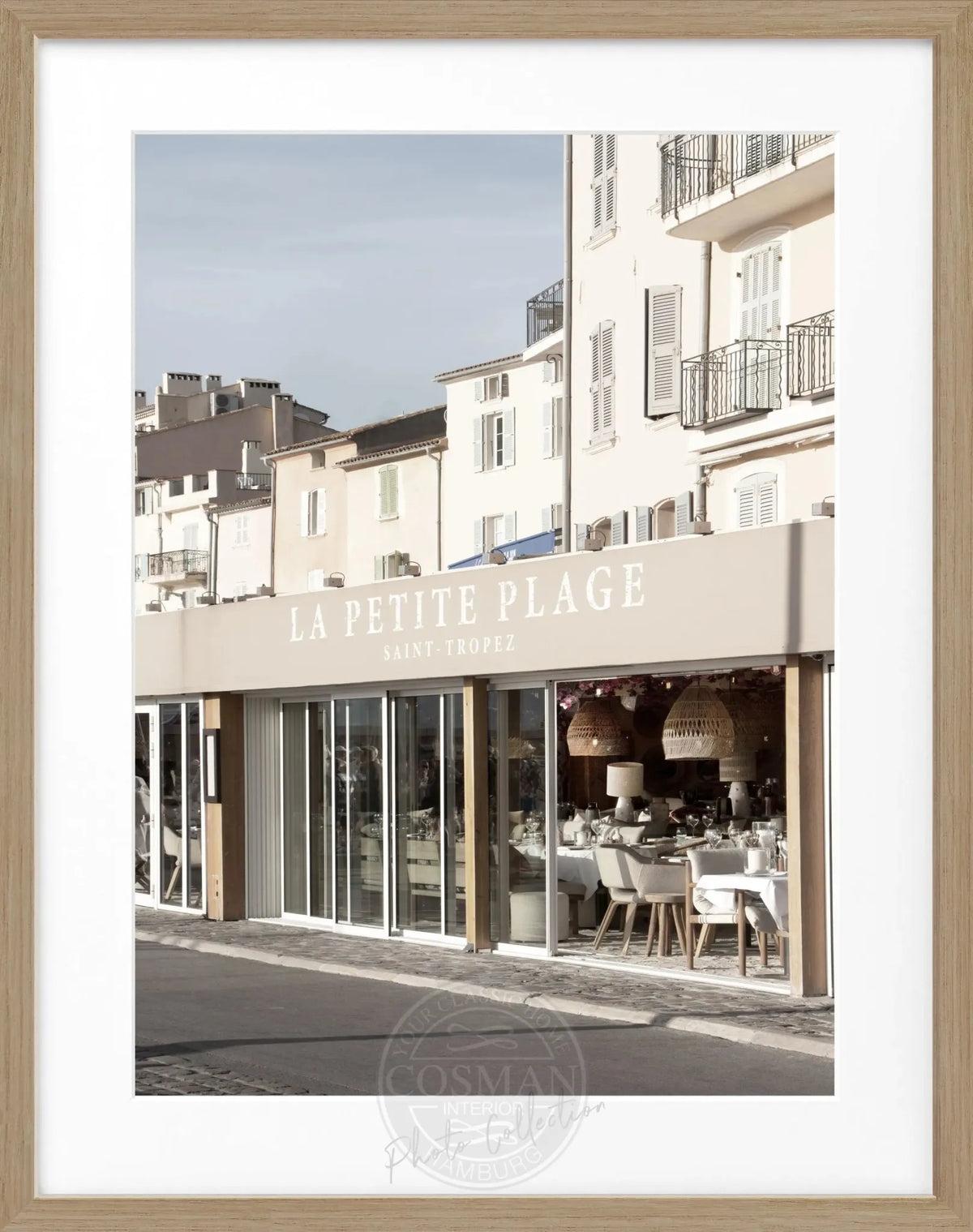 Schwarz-weiß Poster mit Rahmen von Cosman-Photocollection, Motiv von Saint Tropez, Maße 25x31 cm, "La Petite Plage" Saint Tropez.