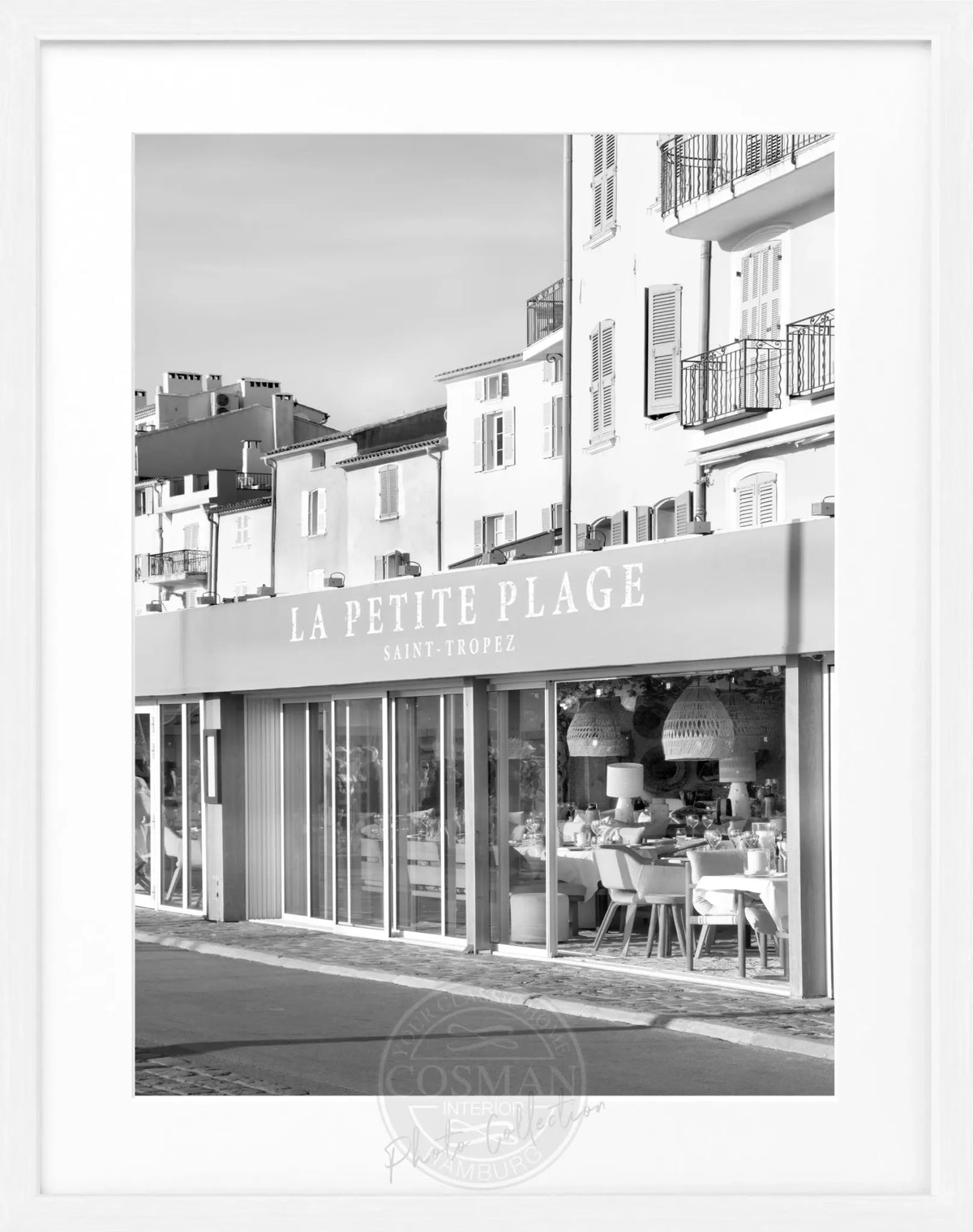 Schwarzer und weißer Poster mit Rahmen, Motiv 'La Petite Plage' in Saint Tropez, von Cosman-Photocollection, 25x31 cm