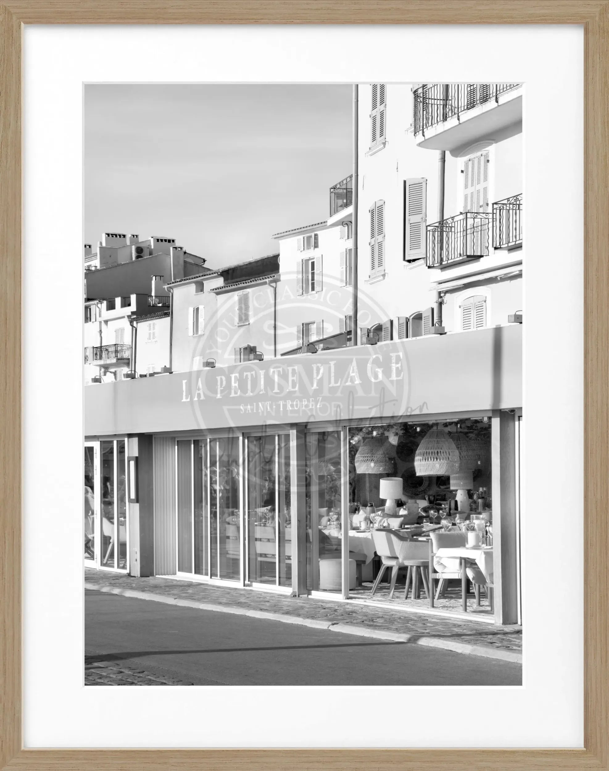 Schwarz-weiß Poster mit schwarzem Rahmen, ‚La Petite Plage‘ in Saint Tropez, von Cosman-Photocollection, 25x31 cm