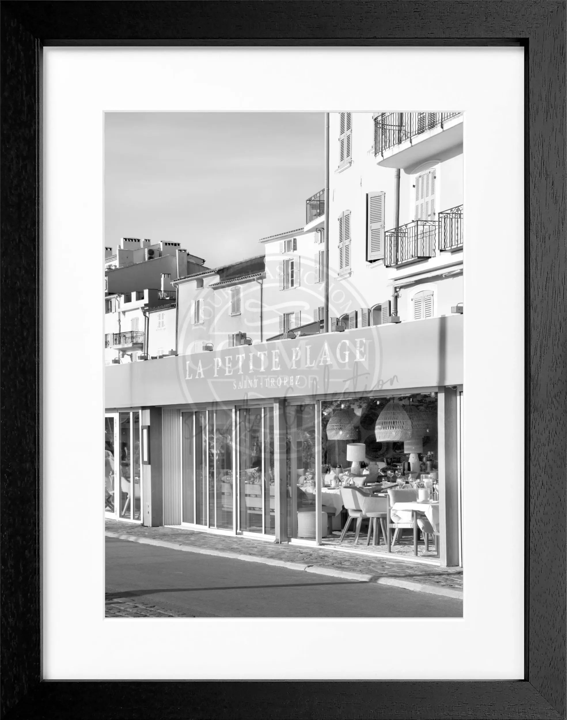 Schwarz-weiß Poster mit Rahmen ’La Petite Plage’ Saint Tropez von Cosman-Photocollection, 25x31 cm, stilvolles Wandbild