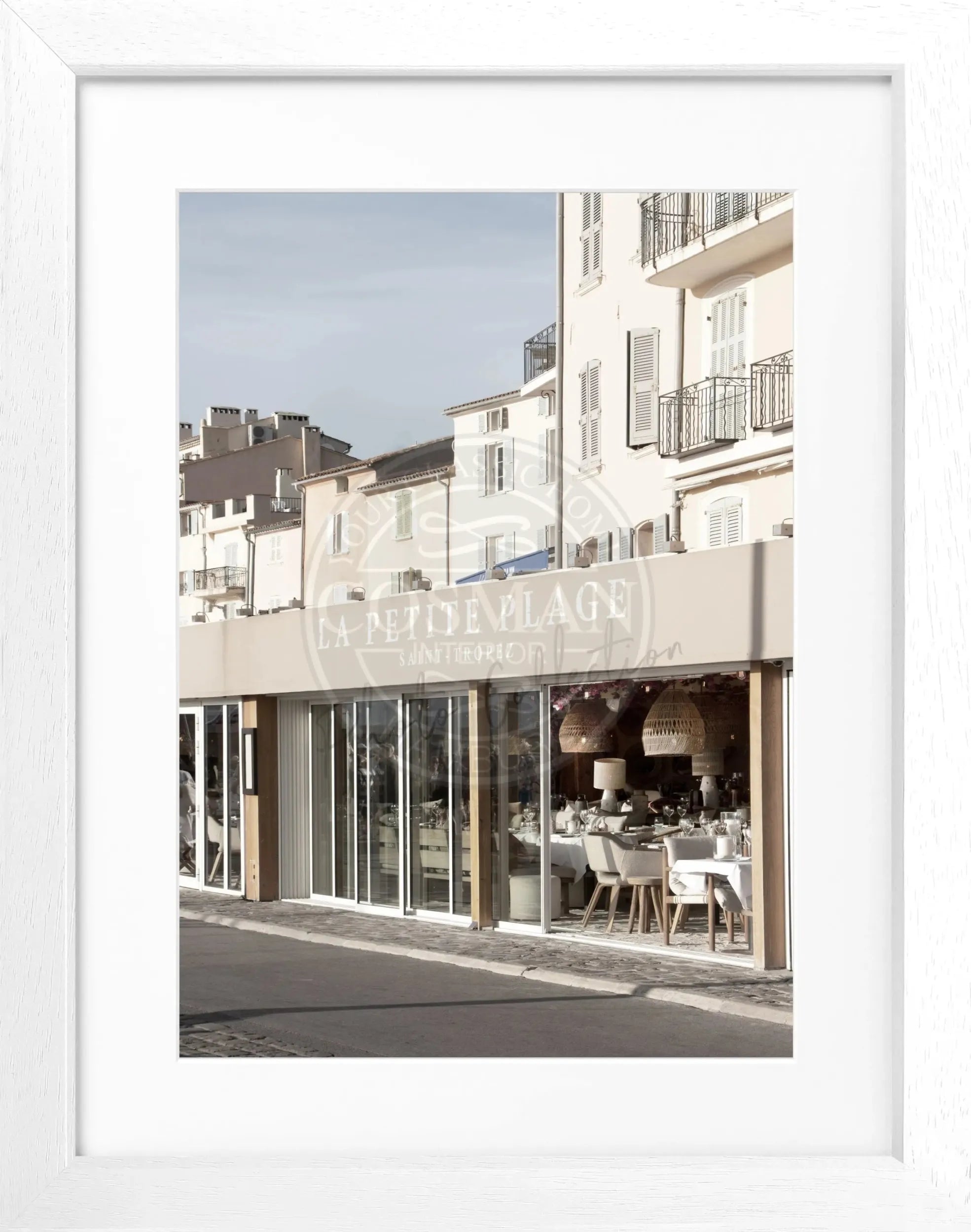 Schwarz-weiß Poster 'La Petite Plage' mit Rahmen, 25x31cm, von Cosman-Photocollection, zeigt eine Strandaufnahme aus Saint Tropez