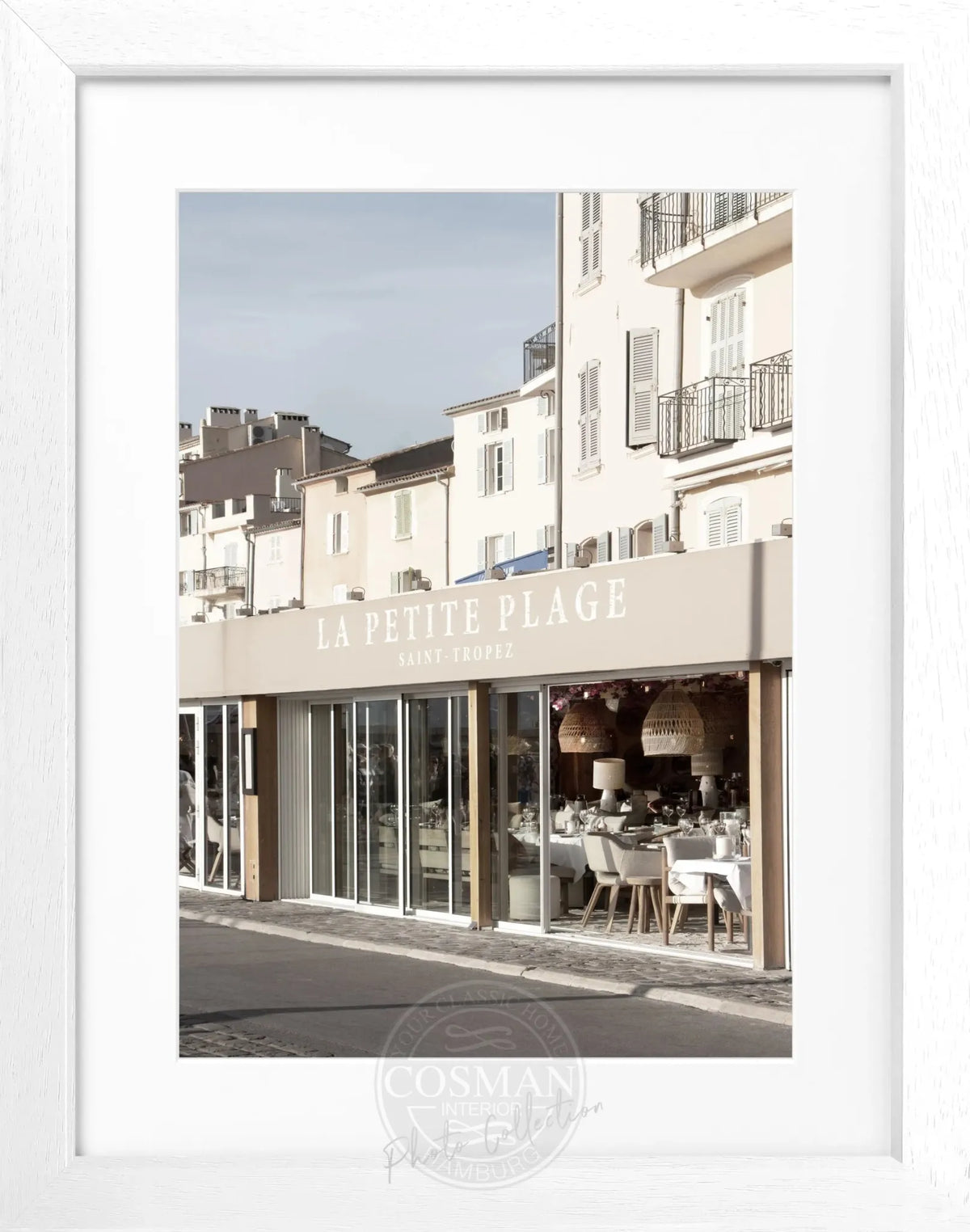 Schwarz-weiß Poster 'La Petite Plage' mit Rahmen, 25x31cm, von Cosman-Photocollection, zeigt eine Strandaufnahme aus Saint Tropez