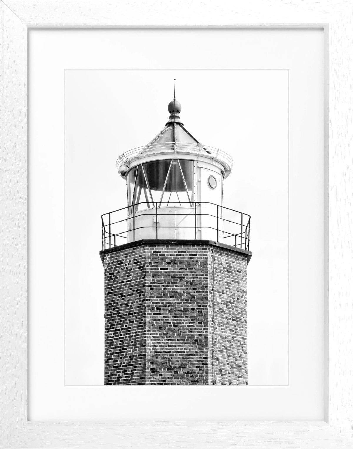 Schwarz-weiß Poster mit Rahmen, Leuchtturm ’Rotes Kliff’ auf Sylt, von Cosman-Photocollection, Bildgröße 25x31 cm.