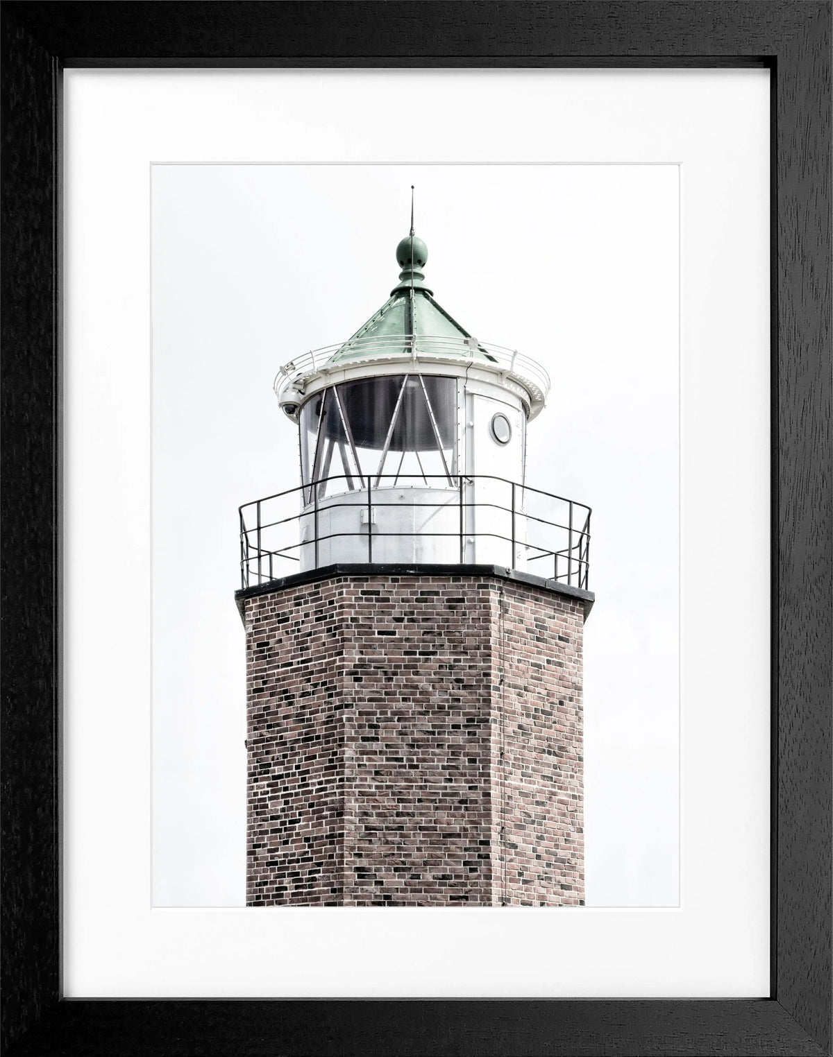 Schwarz-weißer Poster mit schwarzem Rahmen, Leuchtturm am Rotes Kliff auf Sylt, von Cosman-Photocollection, 25x31 cm