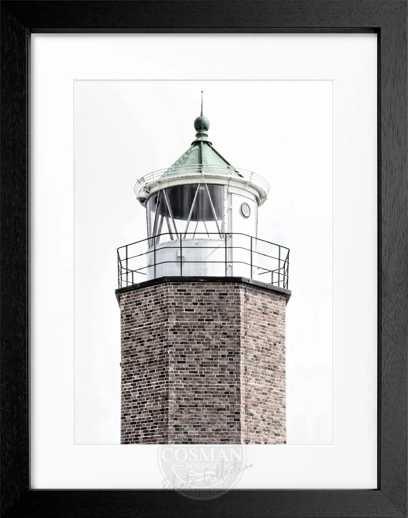 Schwarz-weißer Poster mit schwarzem Rahmen, Leuchtturm am Rotes Kliff auf Sylt, von Cosman-Photocollection, 25x31 cm