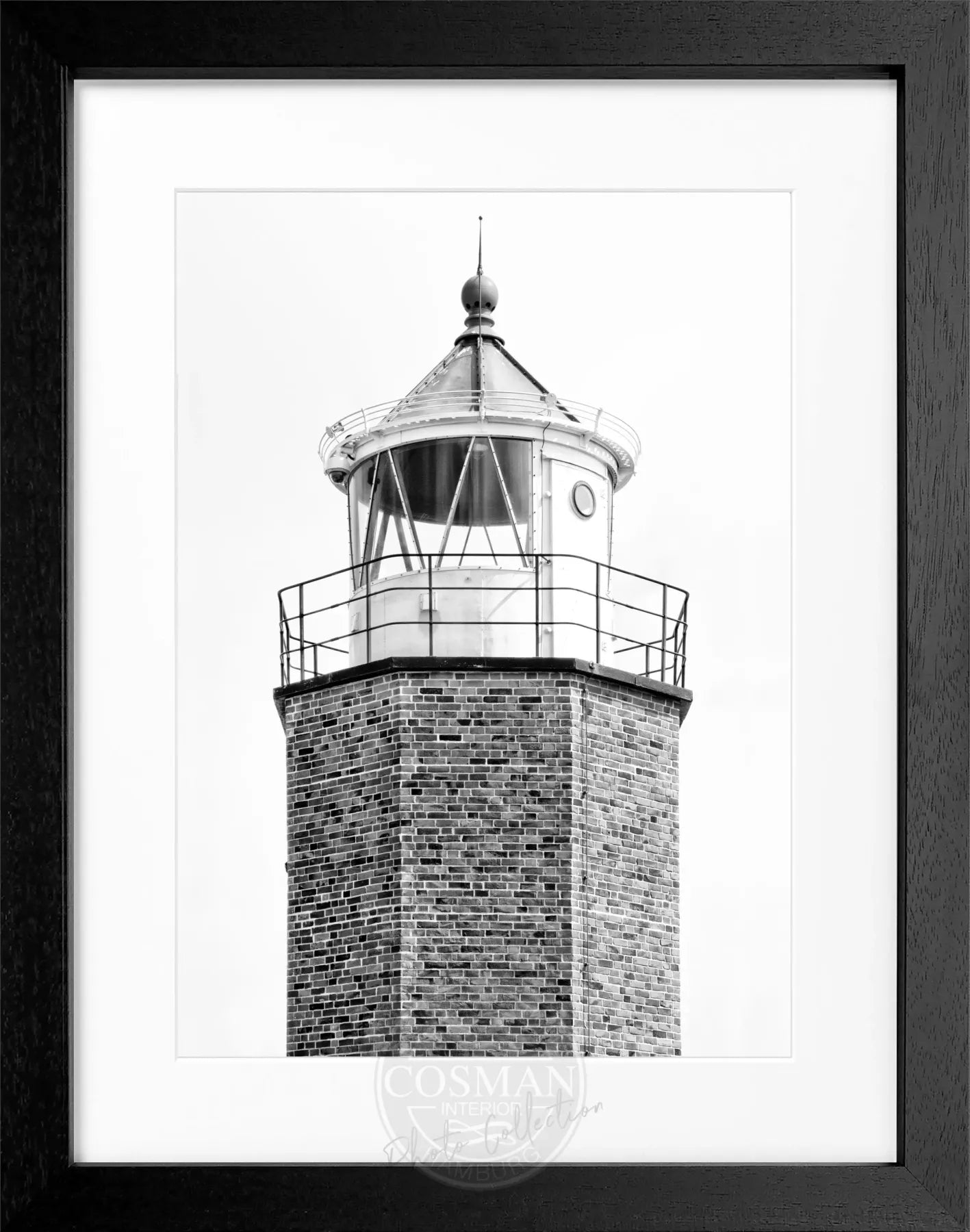Schwarz-weiß Poster mit Rahmen von Leuchtturm ’Rotes Kliff’ auf Sylt, von Cosman-Photocollection, 25x31 cm.