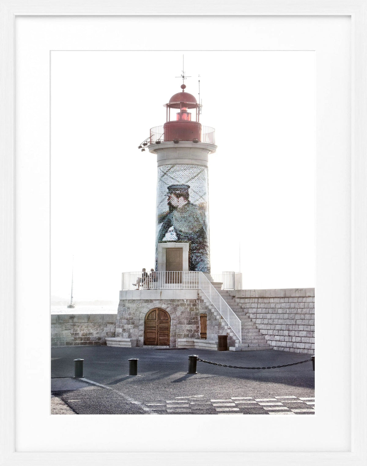 Schwarz-weiß Poster mit Rahmen von Cosman-Photocollection, Leuchtturm in Saint Tropez, 25x31 cm, stilvolles Dekorbild