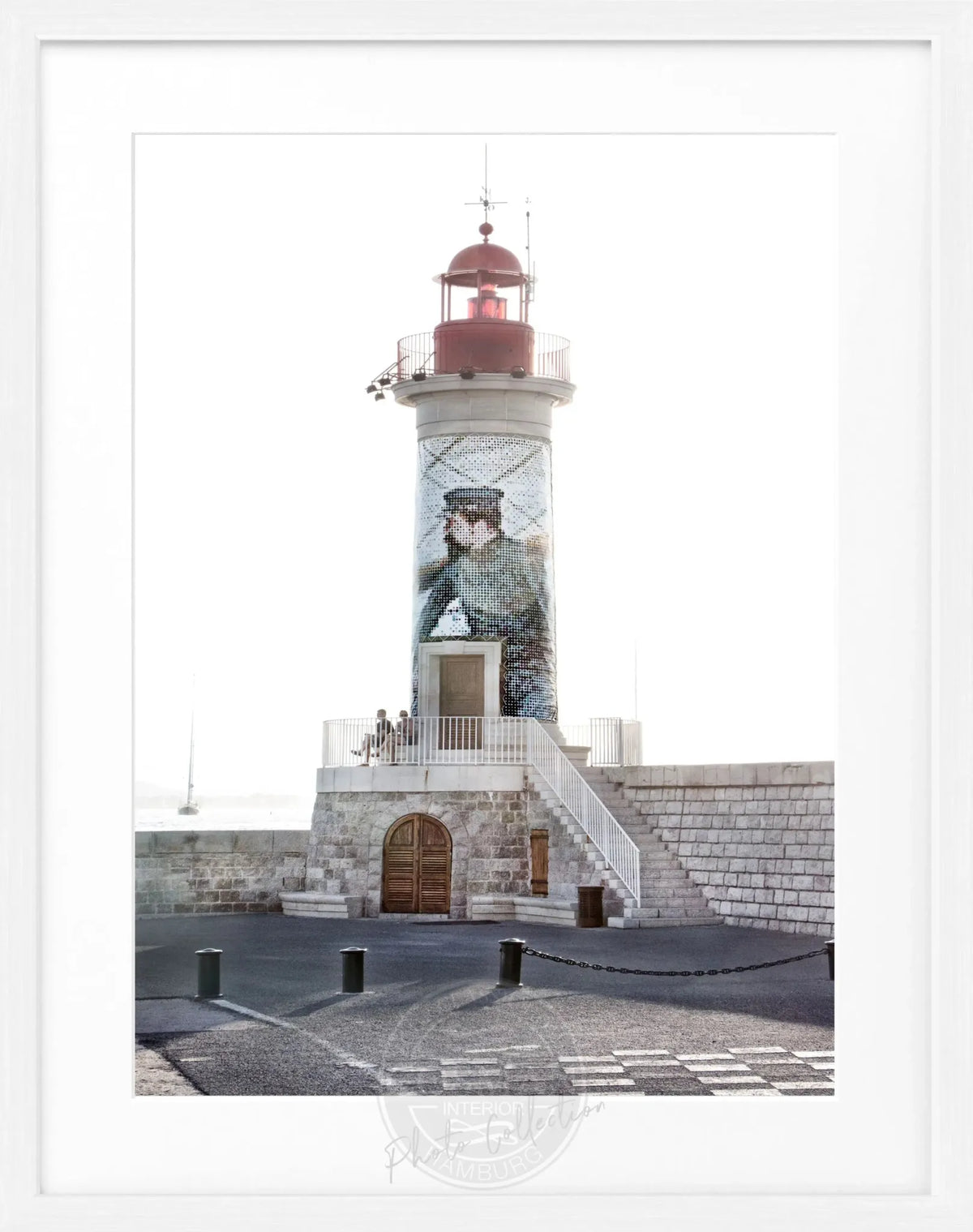 Schwarz-weiß Poster mit Rahmen von Cosman-Photocollection, Leuchtturm in Saint Tropez, 25x31 cm, stilvolles Dekorbild