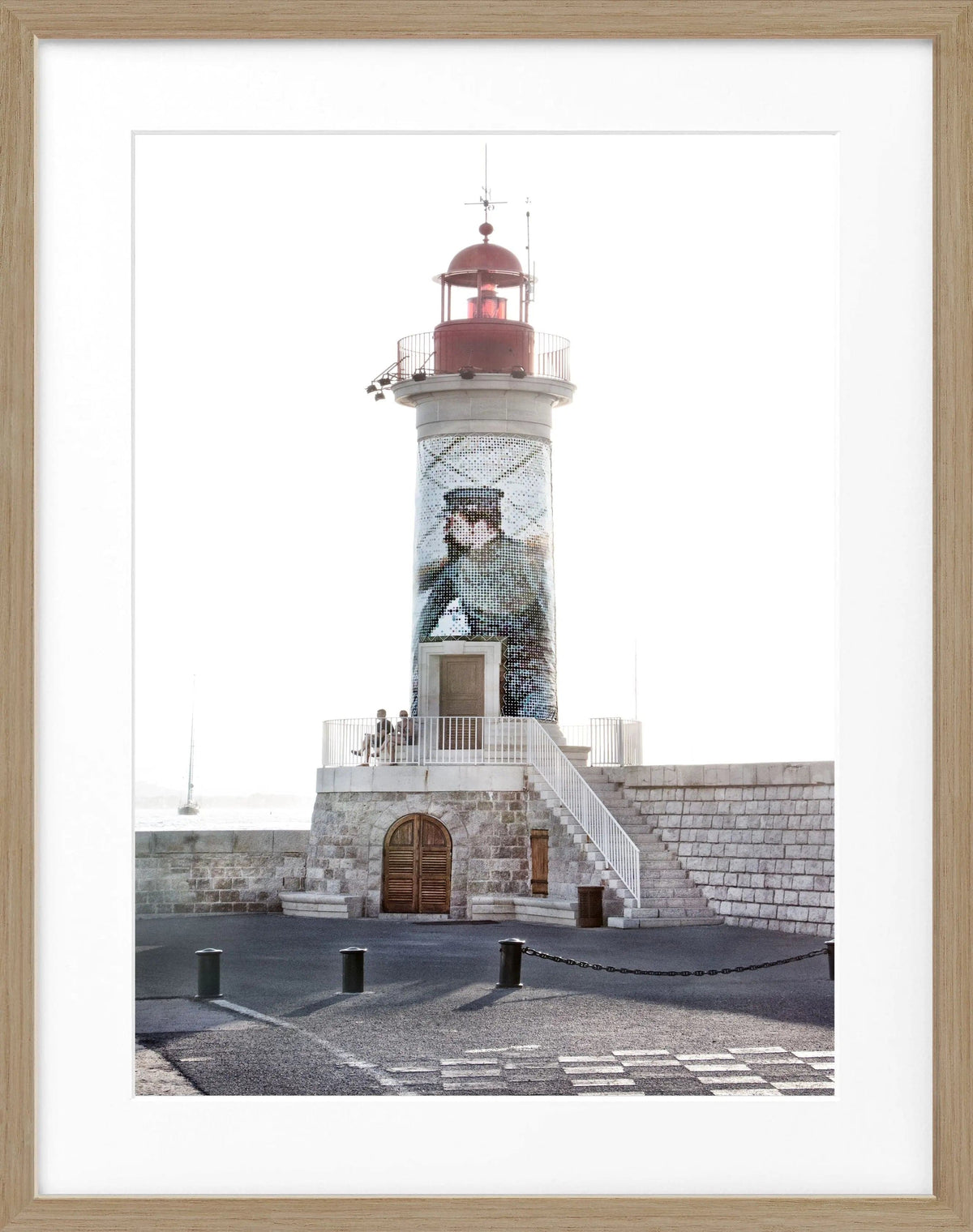 Schwarz-weiß Poster mit Rahmen von Cosman-Photocollection, Leuchtturm in Saint Tropez, Maße 25x31 cm, stilvolles Wandbild