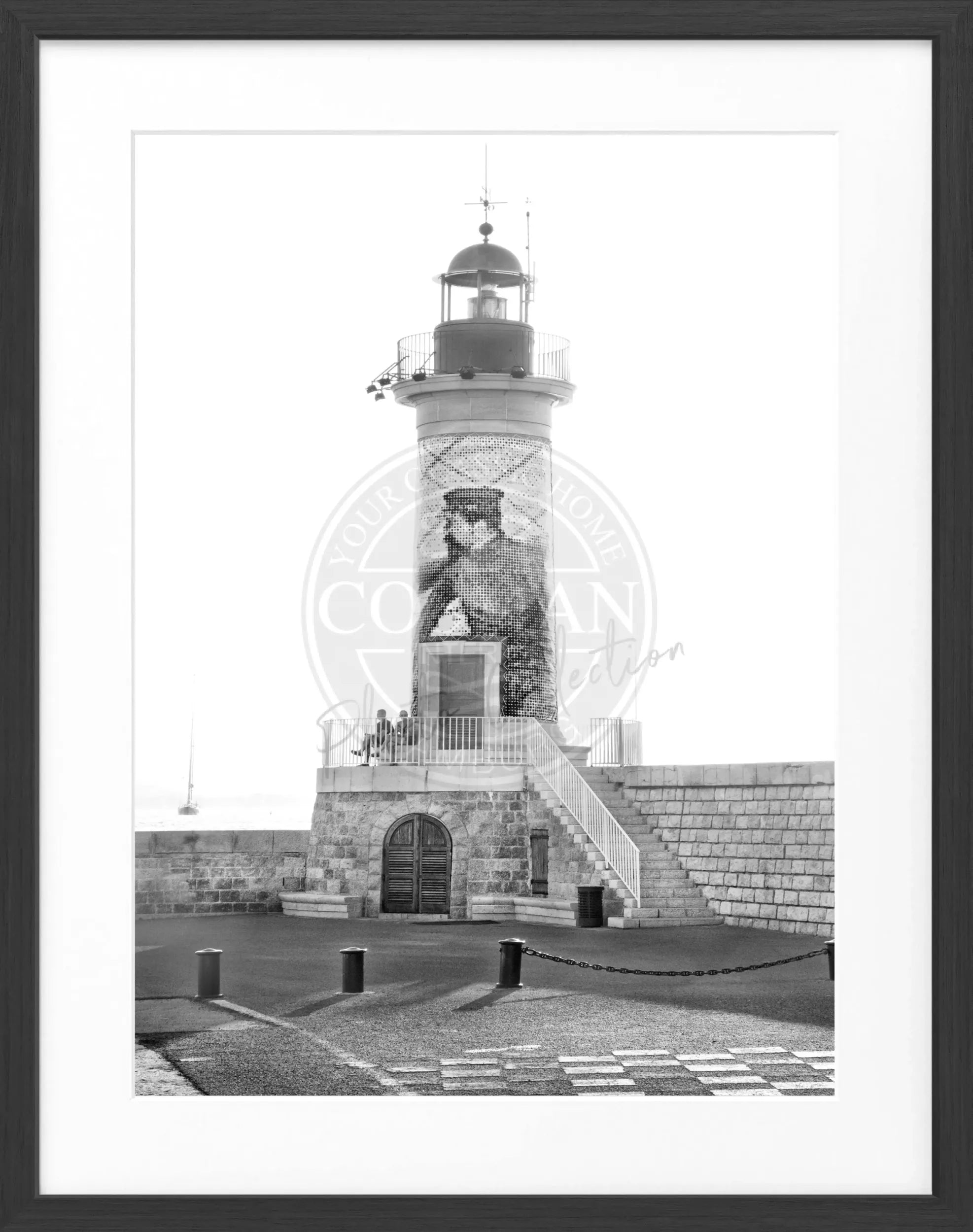 Schwarz-weiß Poster mit Rahmen von einem Leuchtturm in Saint Tropez, von Cosman-Photocollection, 25x31 cm