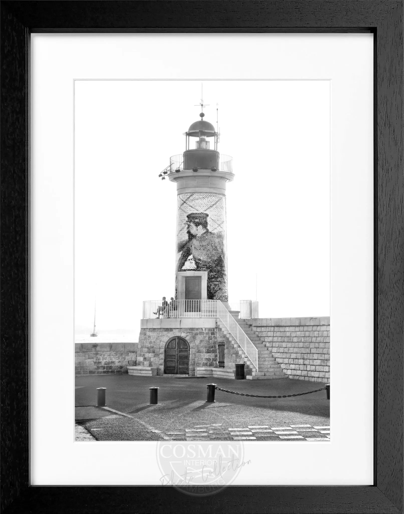 Schwarz-weiß Poster mit Rahmen von Cosman-Photocollection, Leuchtturm Motiv in Saint Tropez, 25x31 cm, stilvolle Wanddekoration