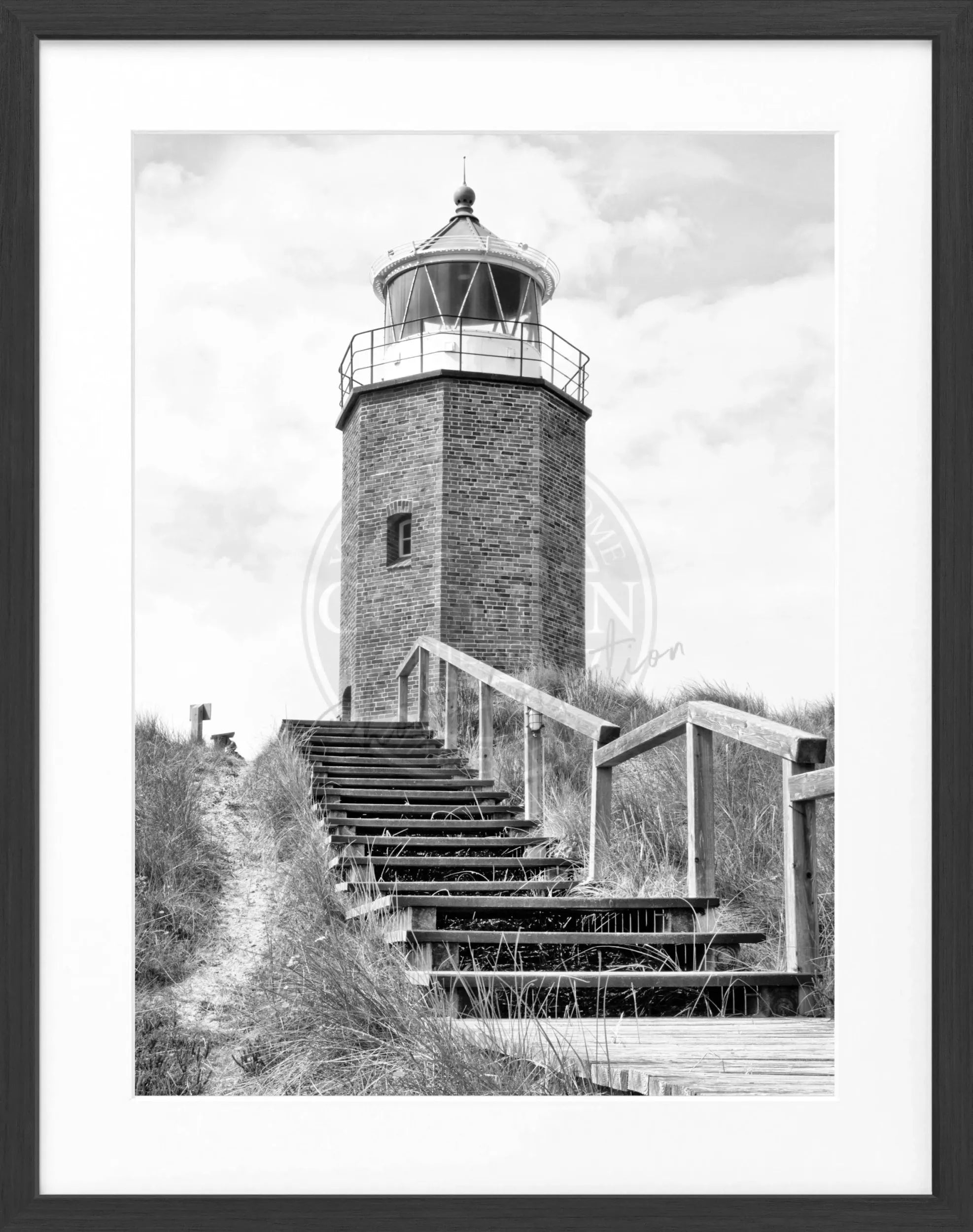 Schwarz-weiß Poster mit Rahmen, Leuchtturm Sylt ’Rotes Kliff’ in Kampen, von Cosman-Photocollection, 25x31 cm