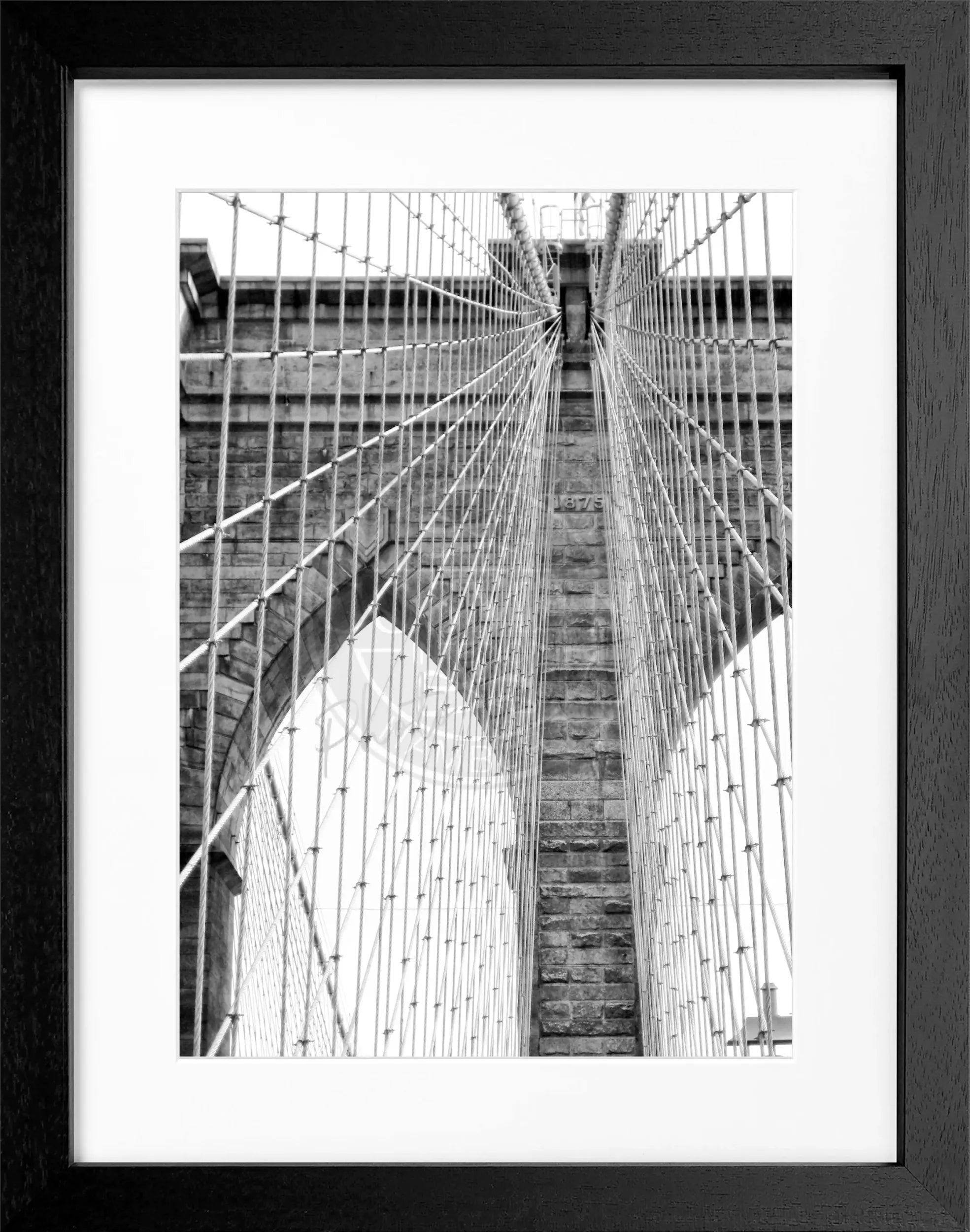 Schwarz-weiß Poster mit Rahmen, zeigt die Brooklyn Bridge in New York, im Format 25x31 cm, von Cosman-Photocollection.