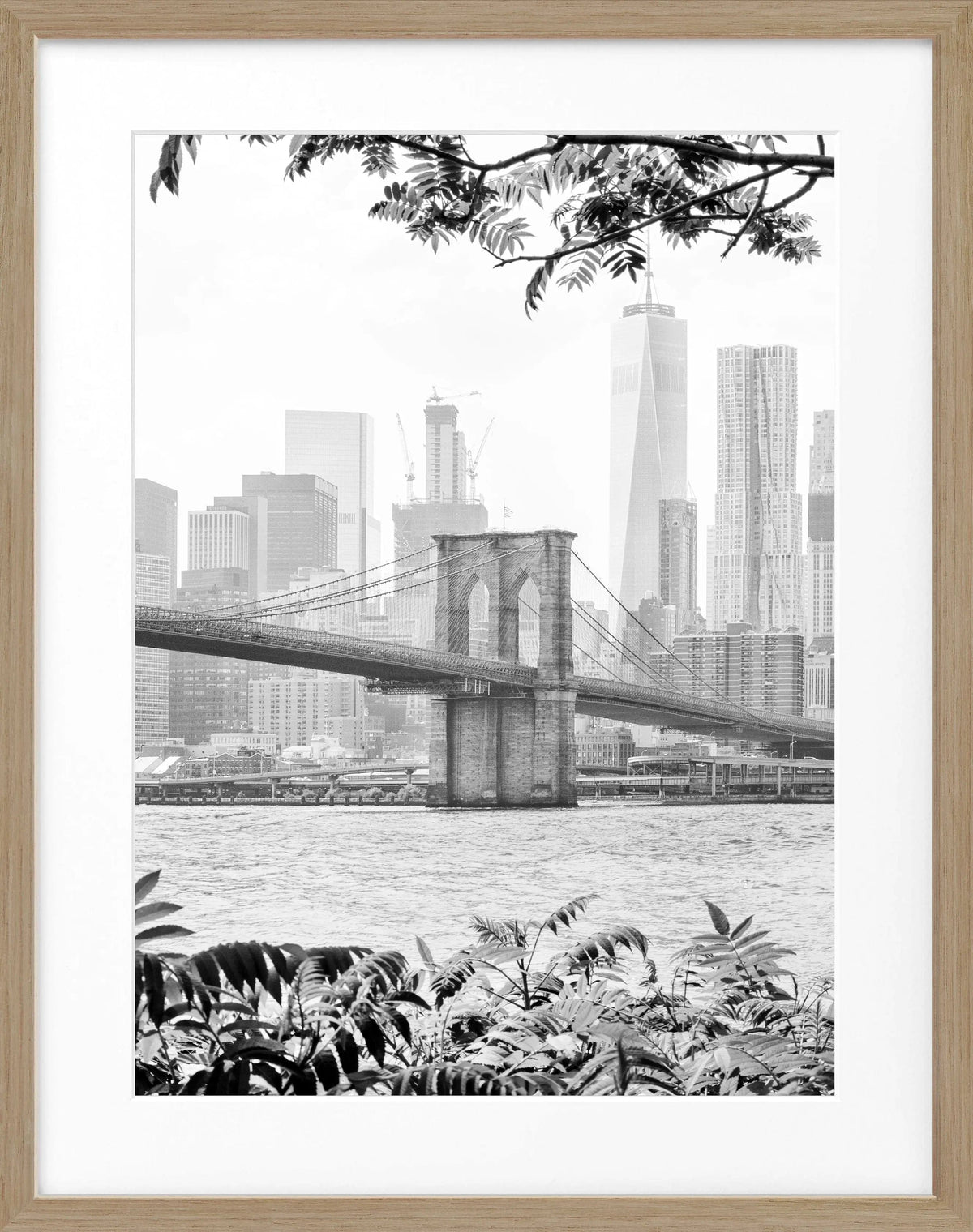 Schwarz-weiß Poster mit Rahmen, zeigt die Brooklyn Bridge in New York, von Cosman-Photocollection, Größe 25x31 cm