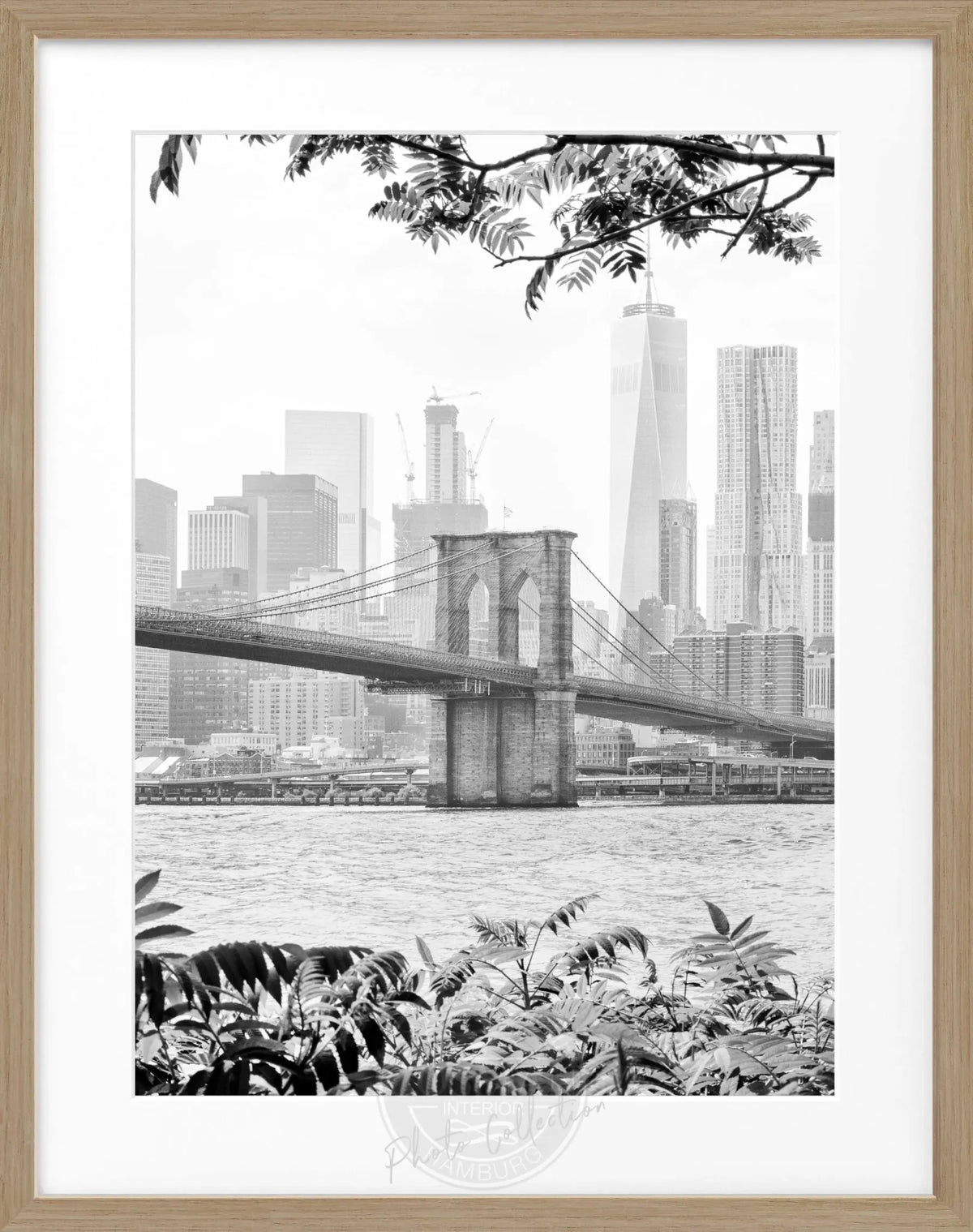 Schwarz-weiß Poster mit Rahmen, zeigt die Brooklyn Bridge in New York, von Cosman-Photocollection, Größe 25x31 cm