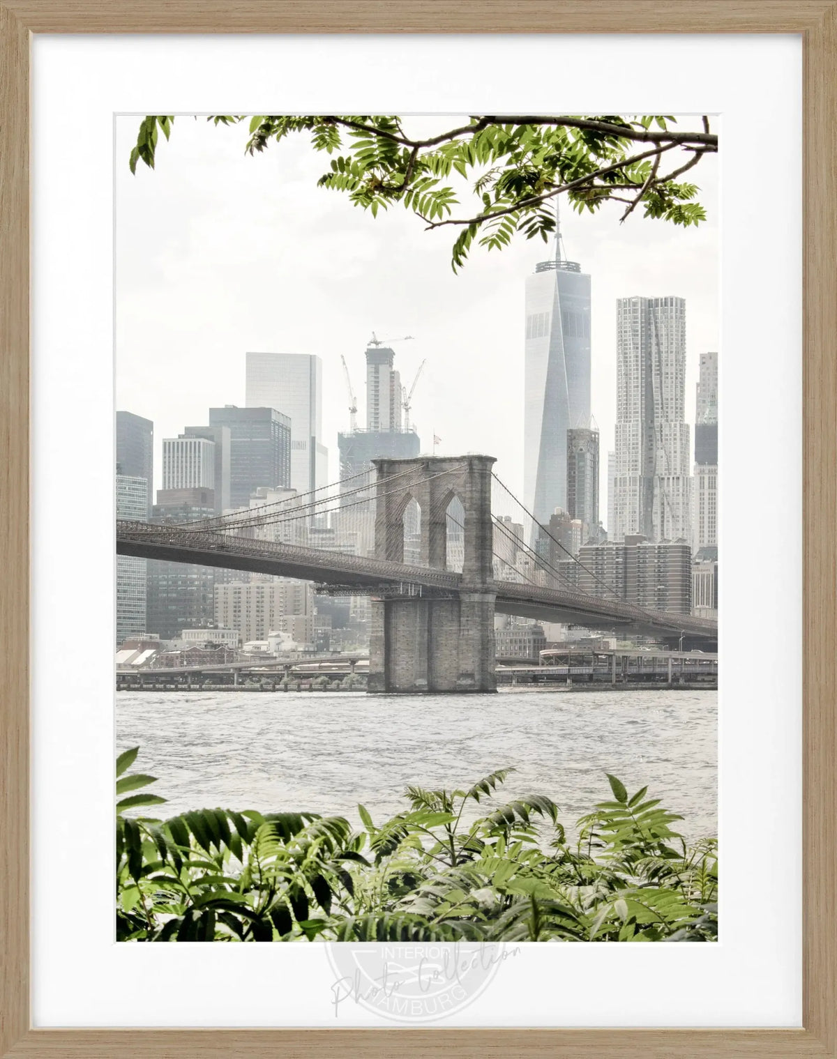 Schwarz-weißer Poster mit Rahmen, zeigt die Brooklyn Bridge in New York, von Cosman-Photocollection, 25x31cm groß.