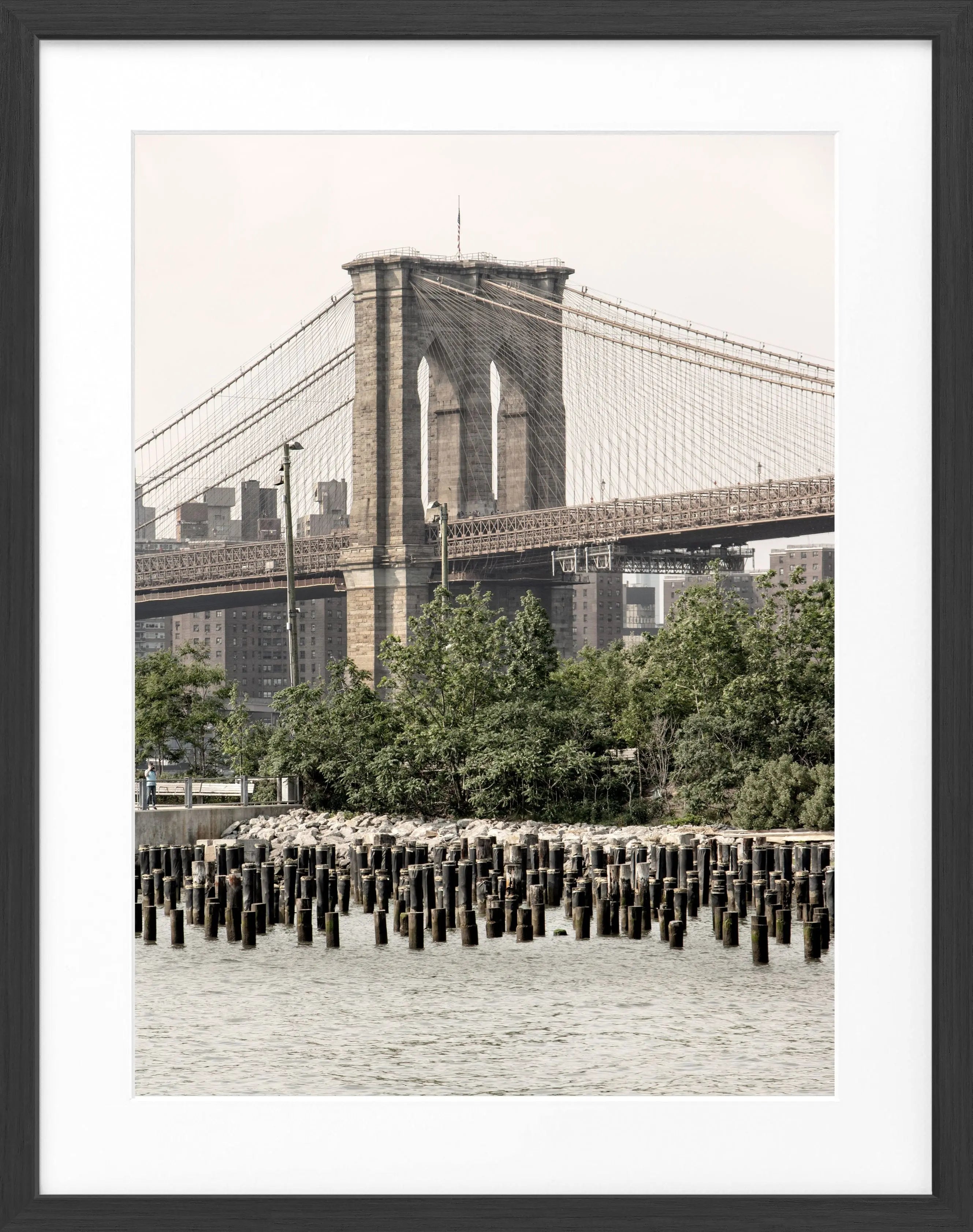 Schwarz-weiß Poster mit Rahmen, New York Brooklyn Bridge Motiv, 25x31 cm, von Cosman-Photocollection.