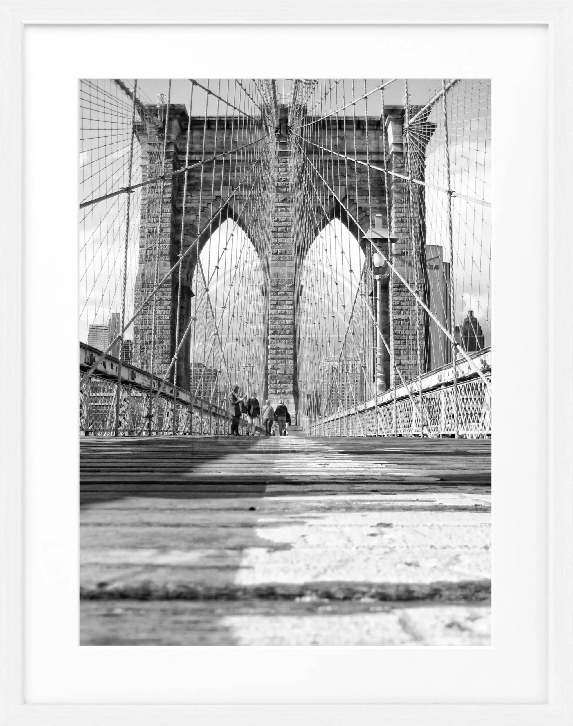 Schwarz-weiß Poster mit Rahmen, zeigt die Brooklyn Bridge in New York, von Cosman-Photocollection, Maße 25x31 cm.