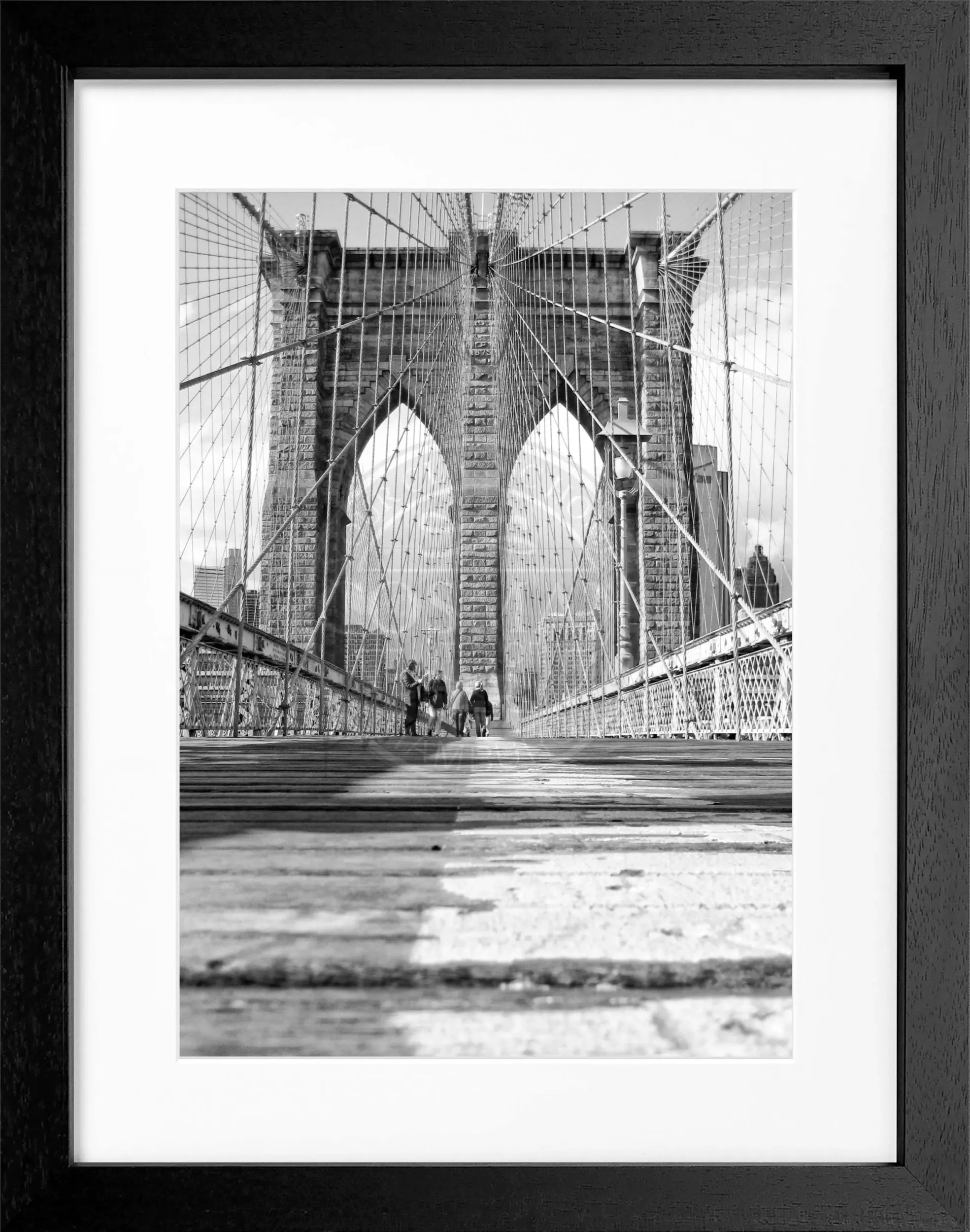 Schwarz-weiß Poster mit Rahmen von Cosman-Photocollection, Motiv Brooklyn Bridge in New York, 25x31 cm