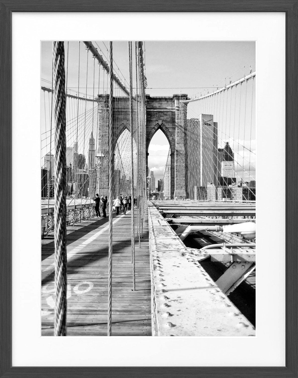 Schwarz-weiß Poster mit Rahmen, New York Brooklyn Bridge Motiv, 25x31cm, von Cosman-Photocollection.