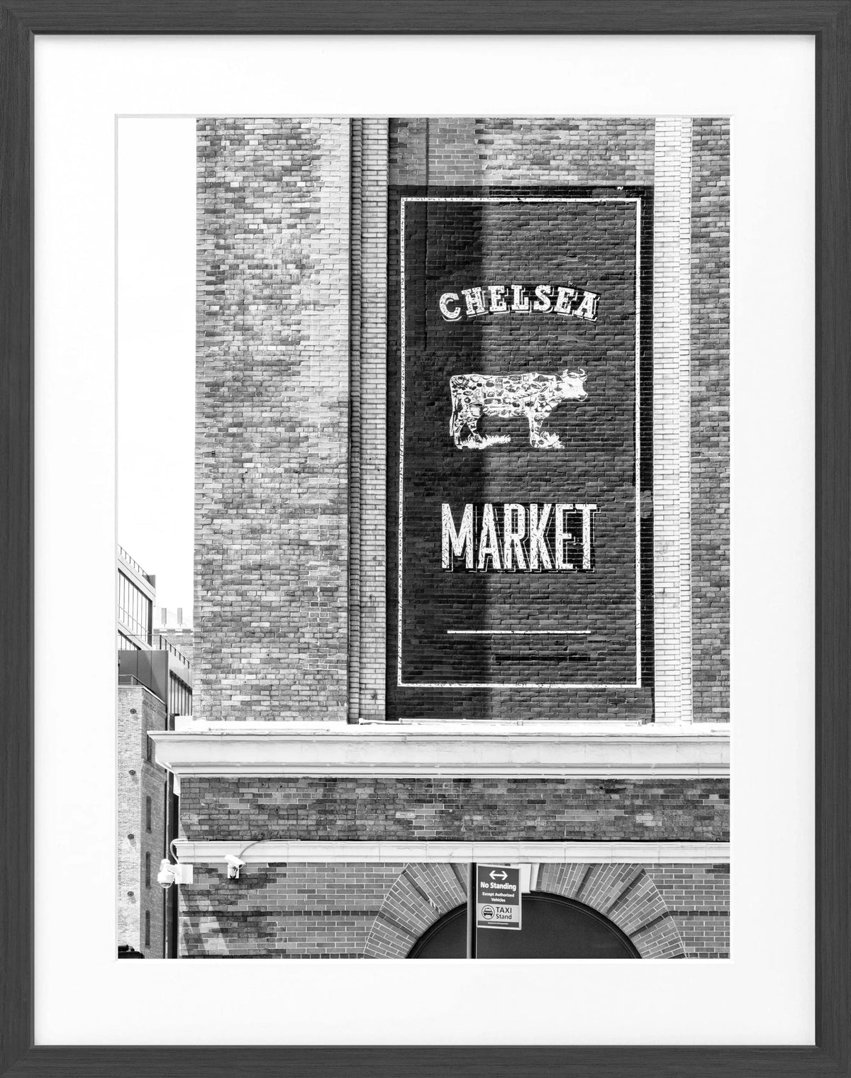Schwarz-weiß Poster mit Rahmen, Motiv vom Chelsea Market in New York, von Cosman-Photocollection, 25x31 cm