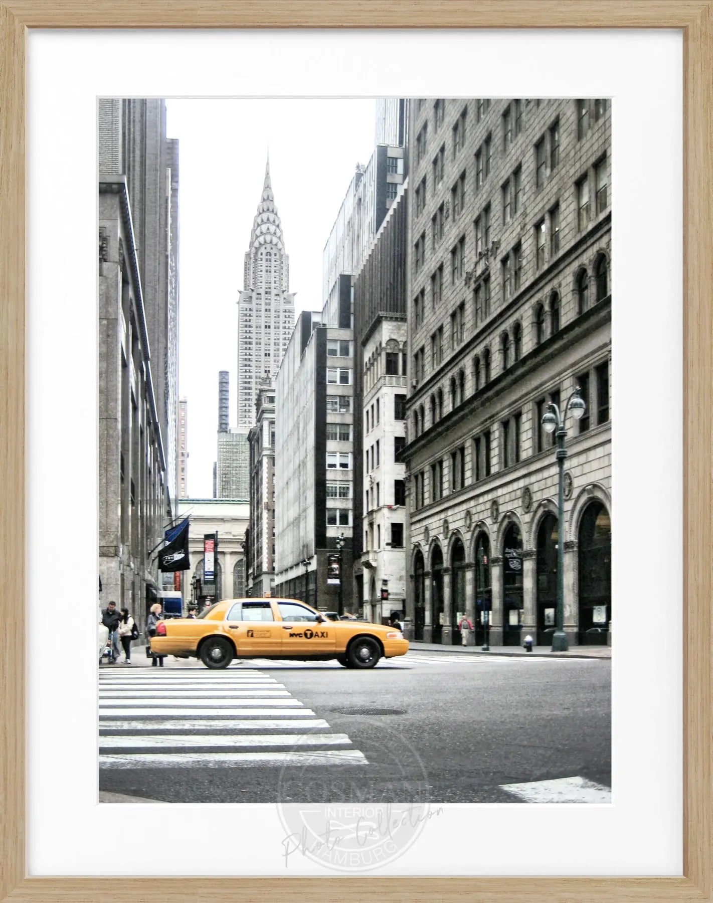 Schwarz-weißer Poster mit Rahmen, zeigt das Chrysler Building in New York, von Cosman-Photocollection, Maße 25x31 cm.