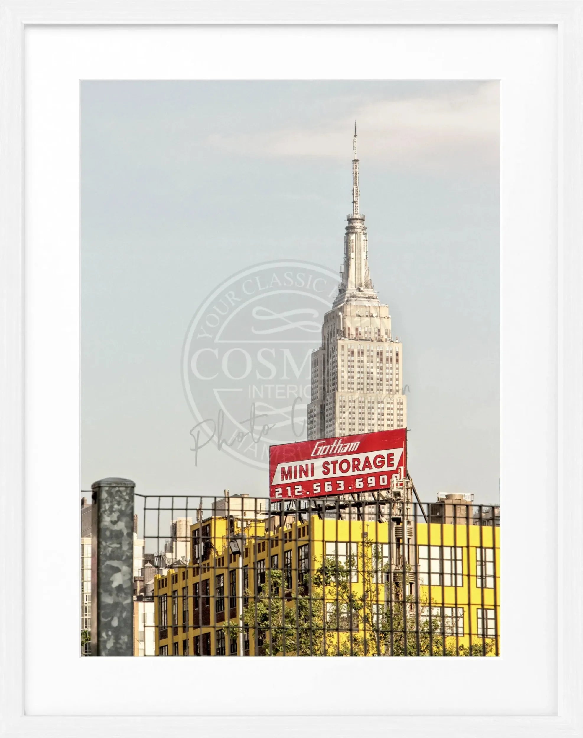 Schwarz-weiß Poster mit Rahmen von Cosman-Photocollection, zeigt das Empire State Building in New York, Maße 25x31 cm.