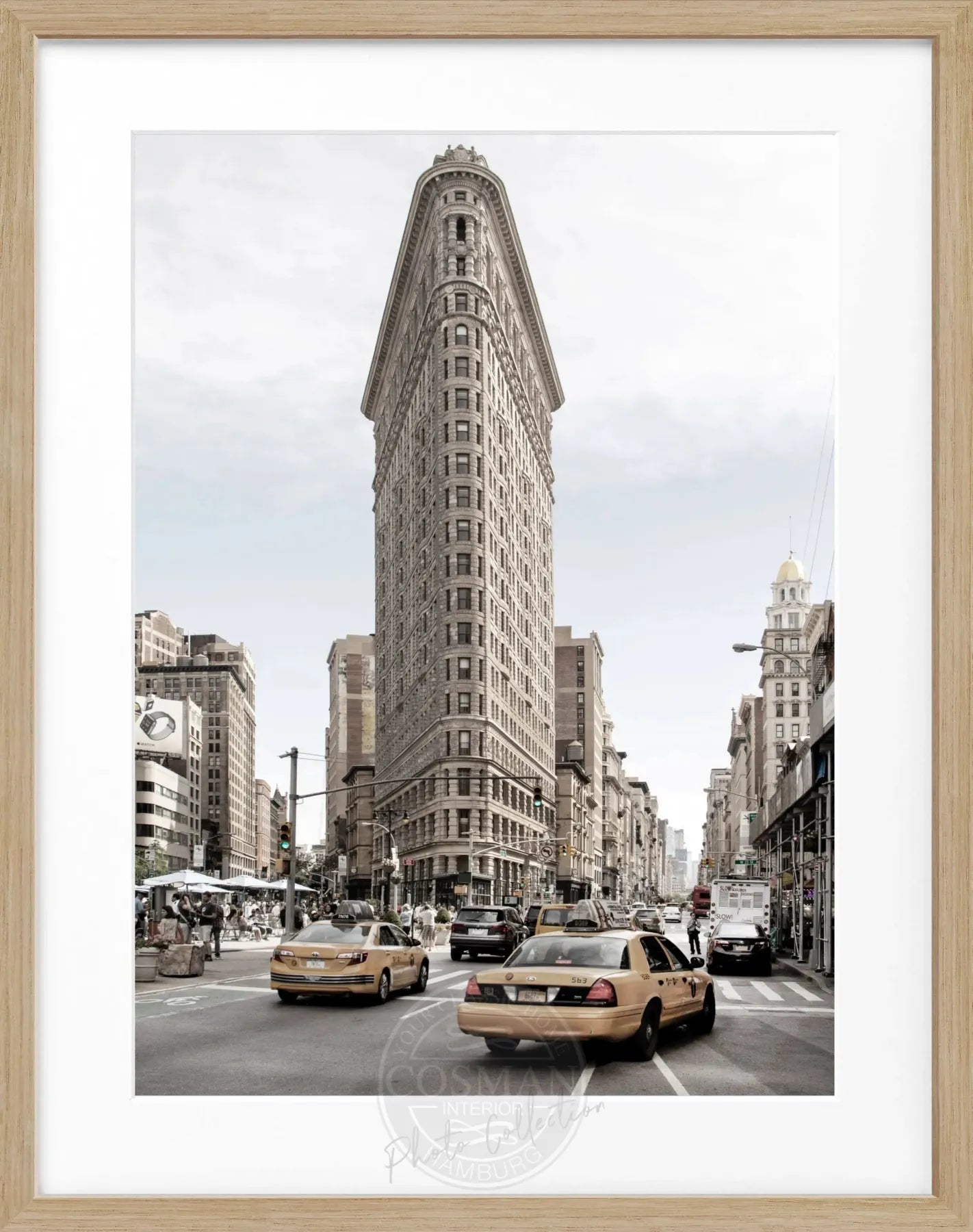 Schwarz-weiß Poster mit Rahmen des Flatiron Buildings in New York, von Cosman-Photocollection, 25x31 cm.