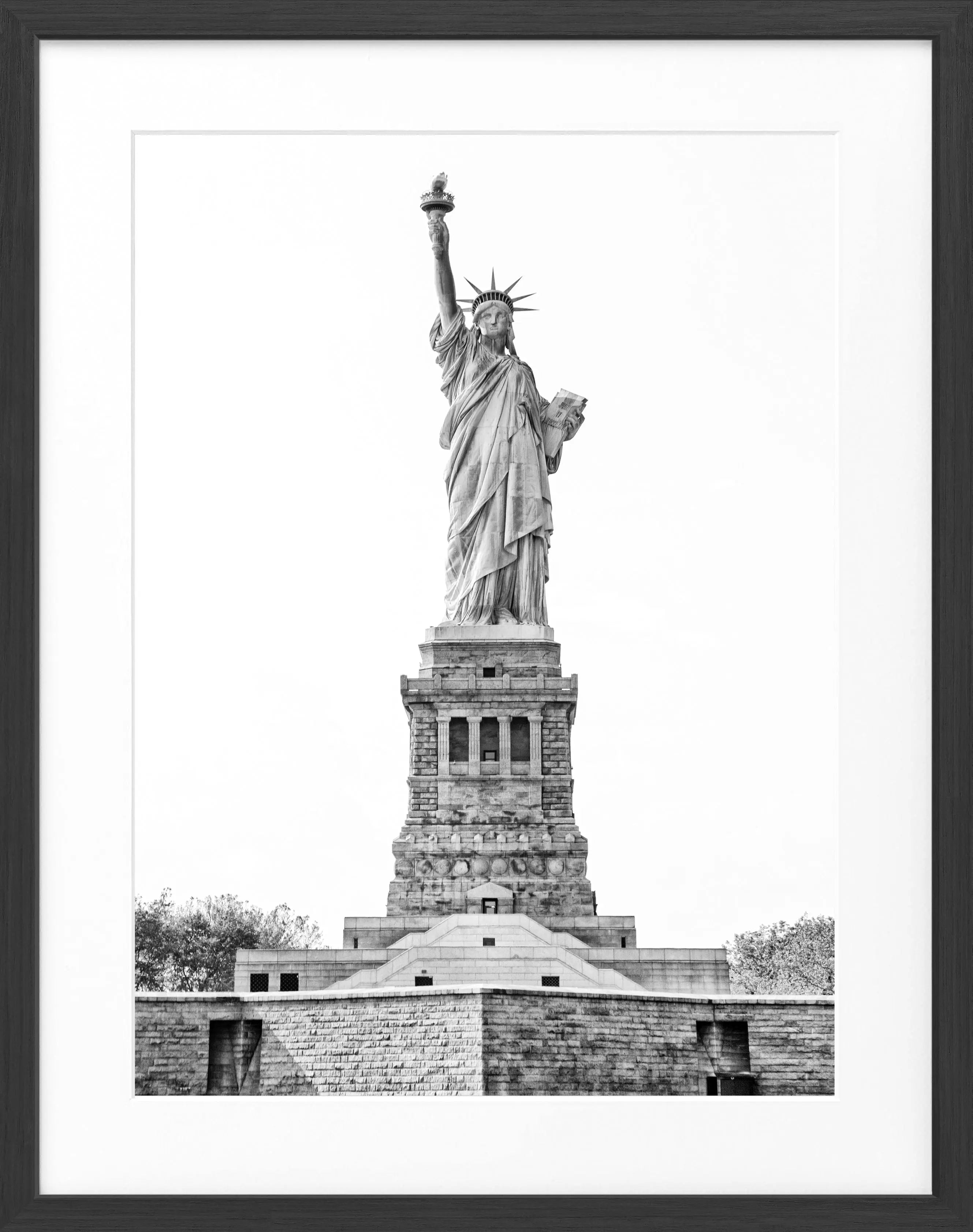 Schwarz-weiß Poster mit Rahmen von Cosman-Photocollection, New York 'Lady Liberty', 25x31 cm, urbanes Stadtbild