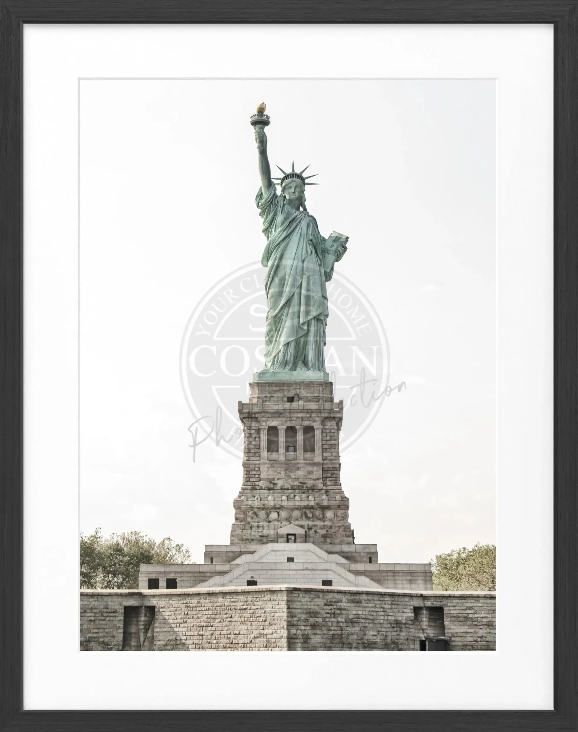 Schwarz-weiß Poster mit Rahmen, New York Lady Liberty Motiv, 25x31 cm, von Cosman-Photocollection