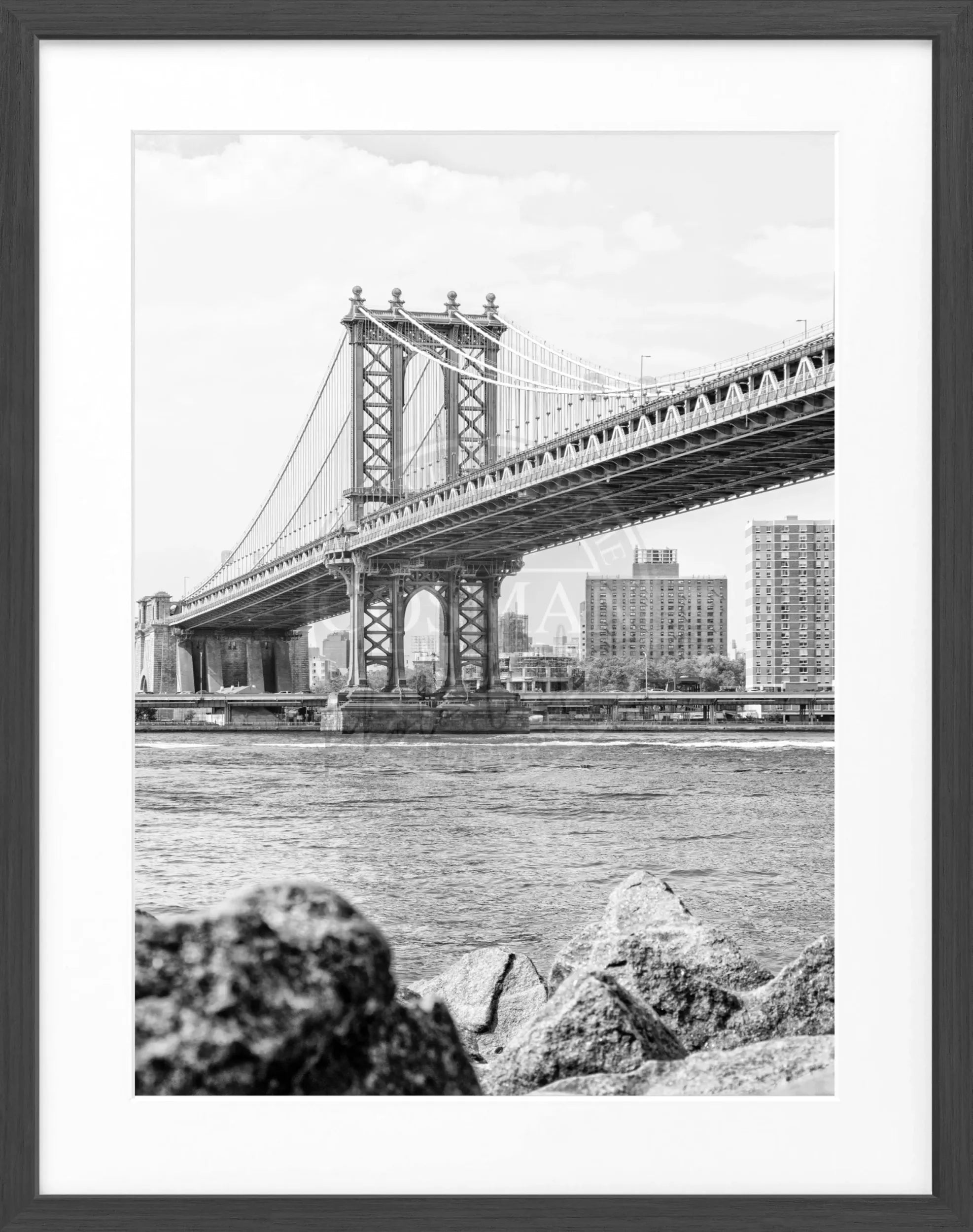 Schwarz-weißer Poster mit Rahmen, Motiv der Manhattan Bridge in New York, von Cosman-Photocollection, 25x31cm