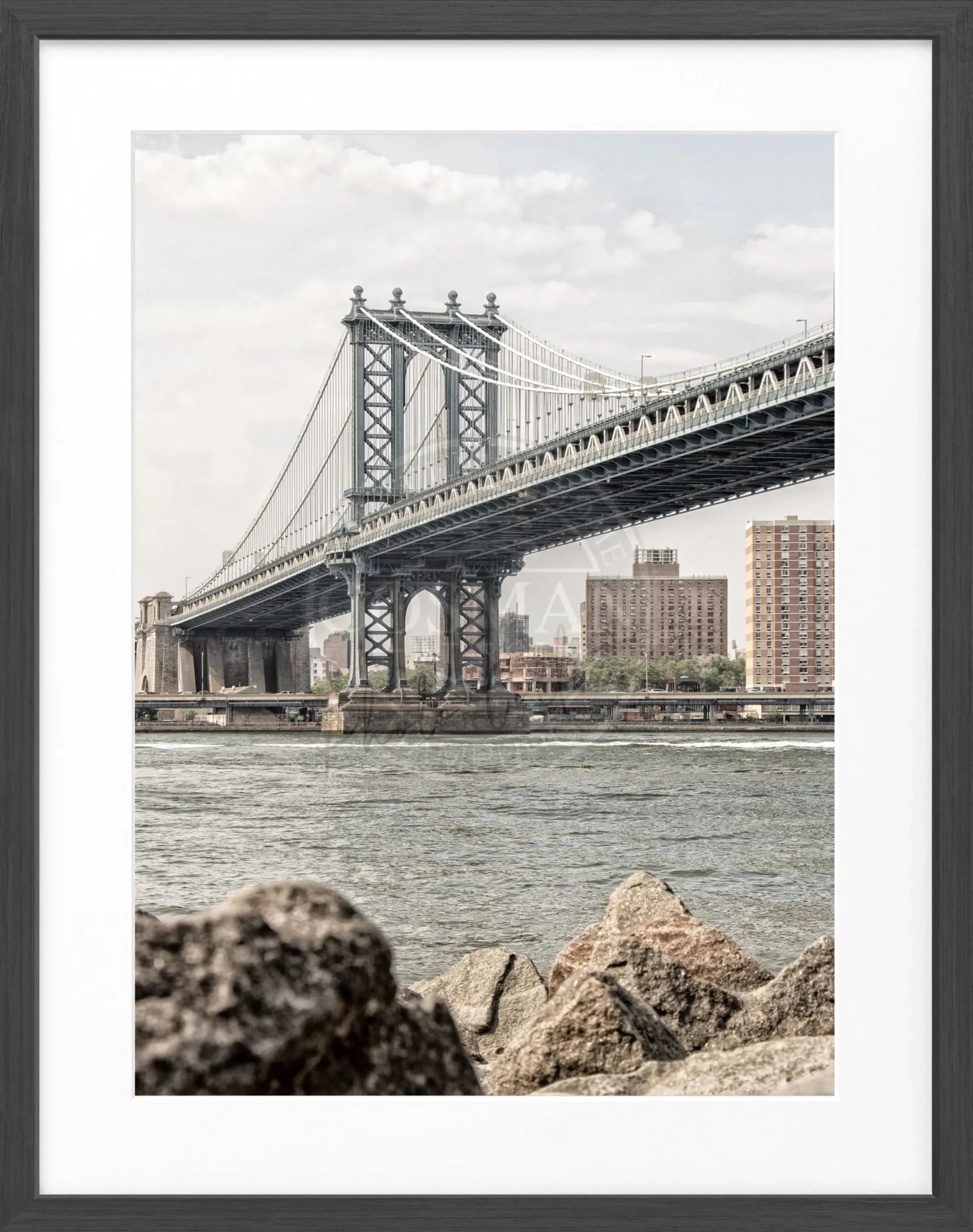 Schwarz-weiß Poster mit Rahmen, New York Manhattan Bridge, von Cosman-Photocollection, 25x31 cm, Wanddekoration