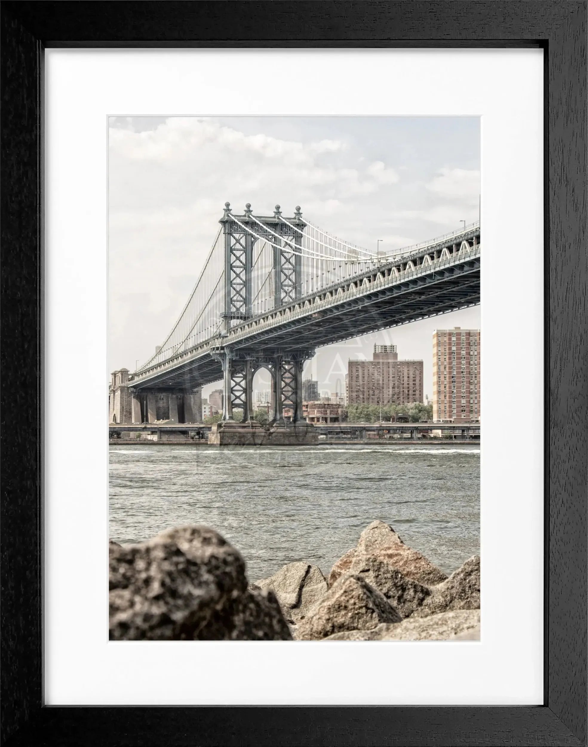 Schwarz-weiß Poster mit Rahmen von Cosman-Photocollection, Motiv Manhattan Bridge in New York, 25x31 cm
