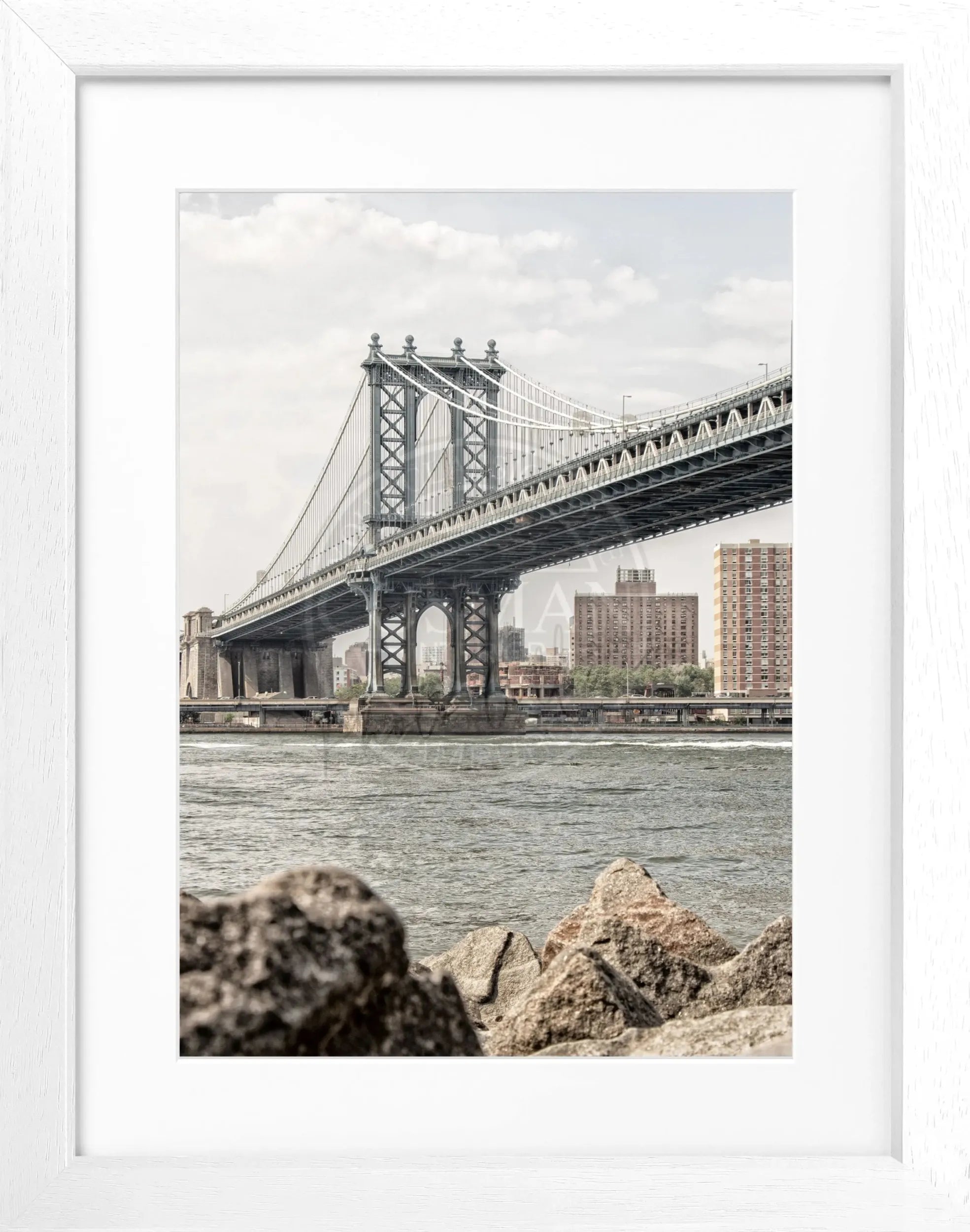 Schwarz-weiß Poster mit Rahmen, zeigt die Brooklyn Bridge in New York, im Format 25x31 cm, von Cosman-Photocollection.